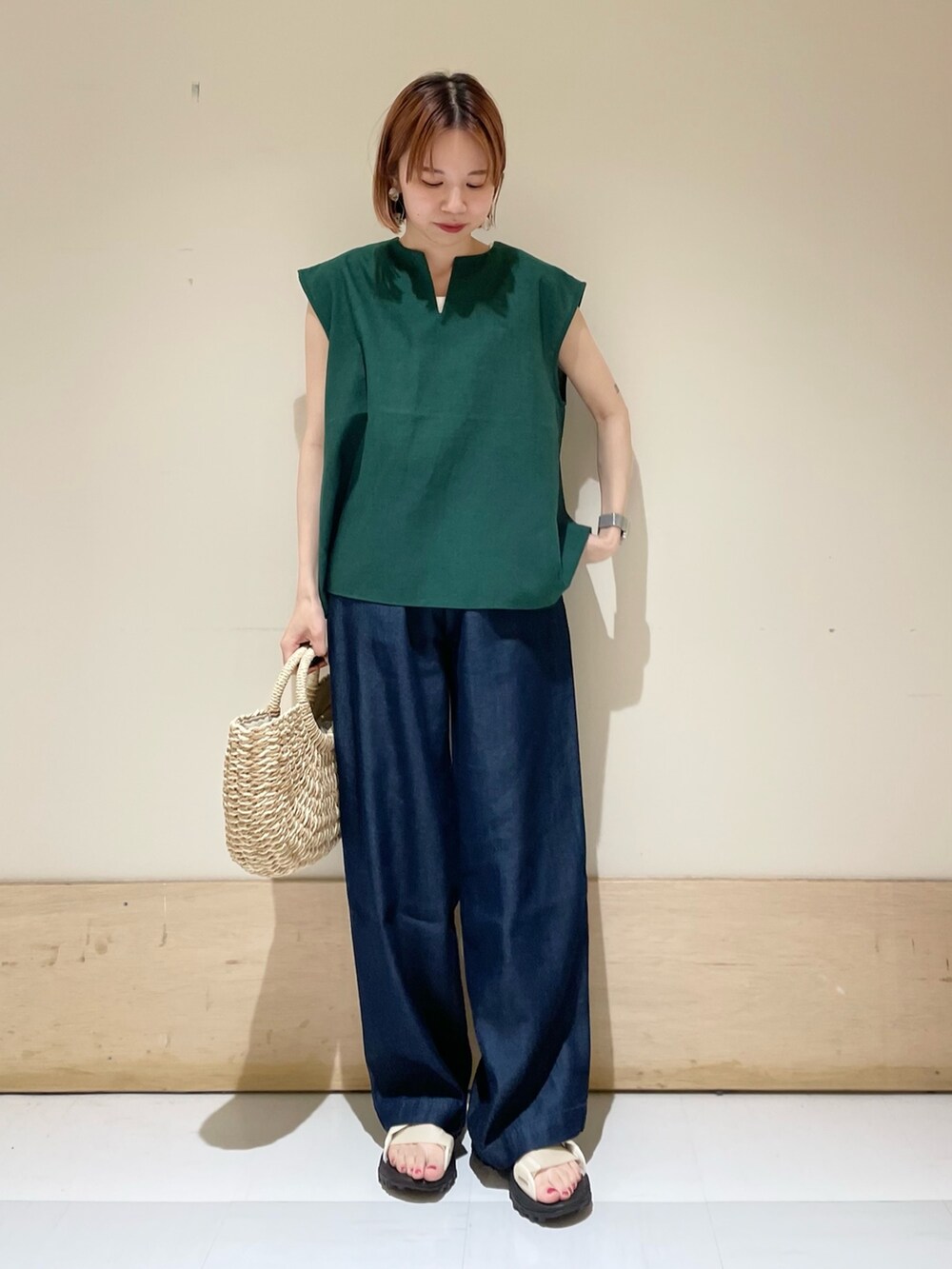 ブルー系のその他パンツ、ホワイト系のタンクトップ、グリーン系のシャツ/ブラウスを着用したレディースの夏コーディネートの3枚目の写真