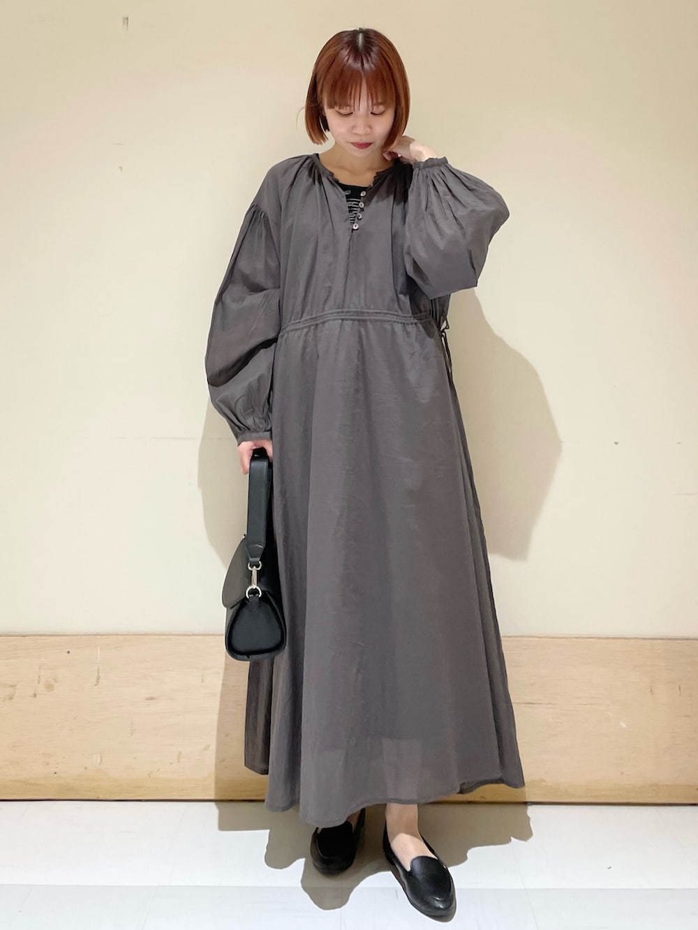 「URBAN RESEARCH DOORS、URBAN RESEARCH DOORS WOMENS、アーバンリサーチドアーズ、ワンピース、シンプルコーデ、シンプル、モノトーン、ビッグシルエット、休日スタイル、ボーダー、キレイめカジュアル、初夏コーデ、春夏コーデ、低身長、低身長コーデ」｜「FORK&SPOONのFORK&SPOON　丸胴タンクトップ（タンクトップ、ホワイト系）」を使った、ホンダ マユさん（レディース・152cm）の春コーディネートの3枚目の写真