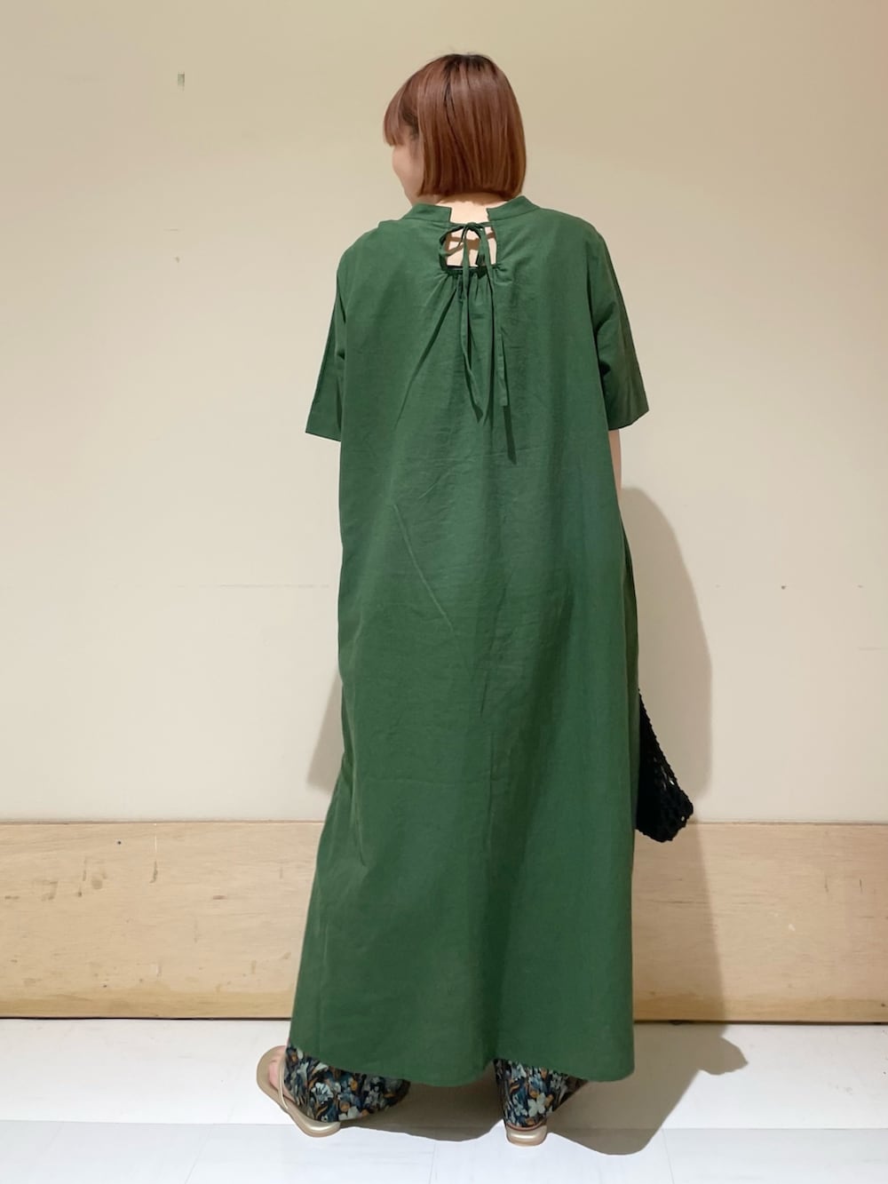 グリーン系のワンピース、ブルー系のその他パンツ、ゴールド系のサンダルを着用したレディースの春コーディネートの6枚目の写真