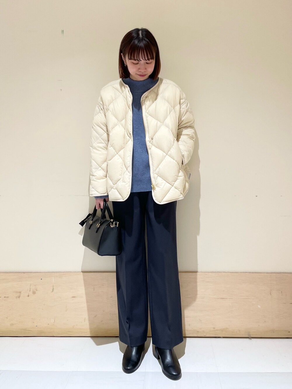 グレー系のその他パンツ、ホワイト系のダウンジャケット/コート、ホワイト系のシャツ/ブラウスを着用したレディースの冬コーディネートの3枚目の写真