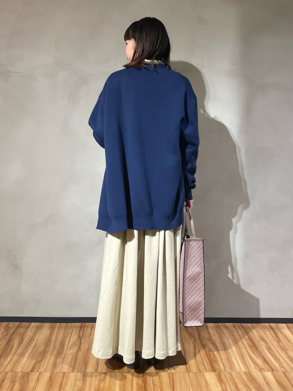 ベージュ系のワンピース、ブルー系のカーディガン/ボレロ、ブラック系のパンプスを着用したレディースの秋コーディネートの4枚目の写真