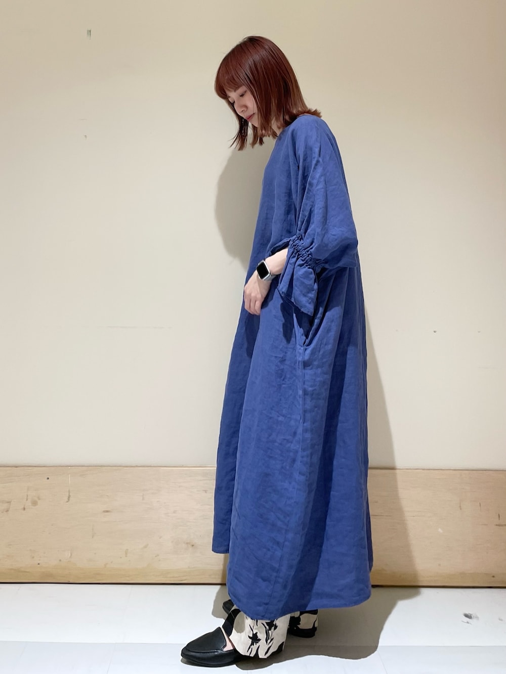 ブルー系のワンピース、ベージュ系のその他パンツ、ブラック系のローファーを着用したレディースの春コーディネートの4枚目の写真