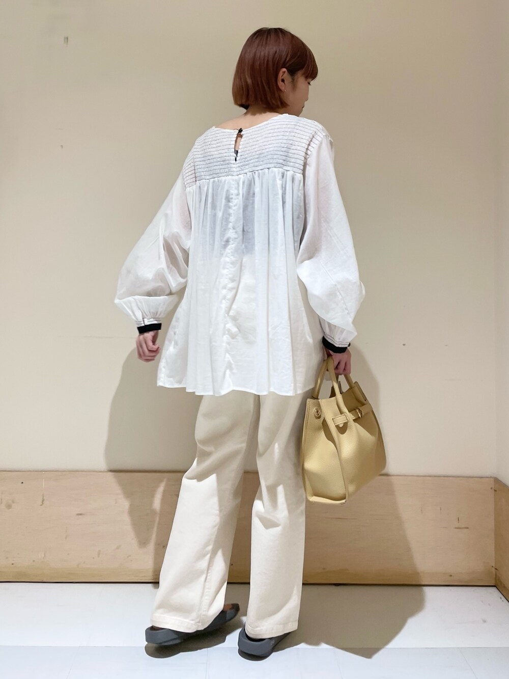 グレー系のサンダル、イエロー系のトートバッグ、ホワイト系のシャツ/ブラウスを着用したレディースの春コーディネートの10枚目の写真