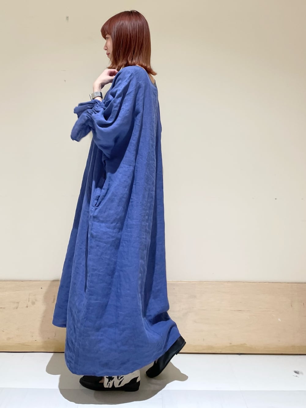 ブルー系のワンピース、ベージュ系のその他パンツ、ブラック系のローファーを着用したレディースの春コーディネートの5枚目の写真