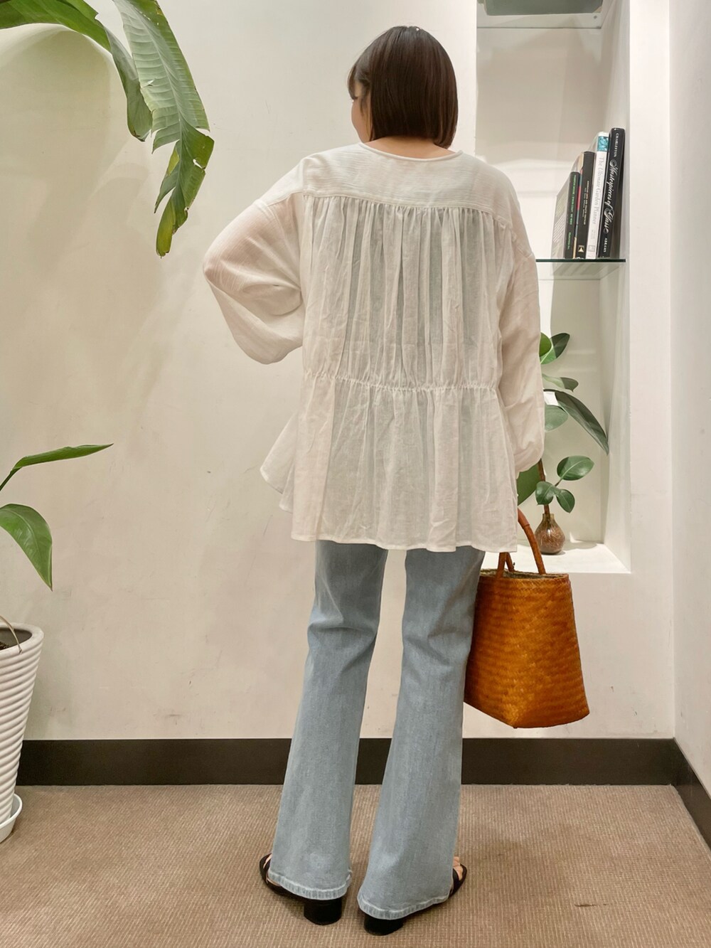 ブルー系のデニムパンツ、ブラック系のサンダル、ホワイト系のシャツ/ブラウスを着用したレディースの春コーディネートの5枚目の写真