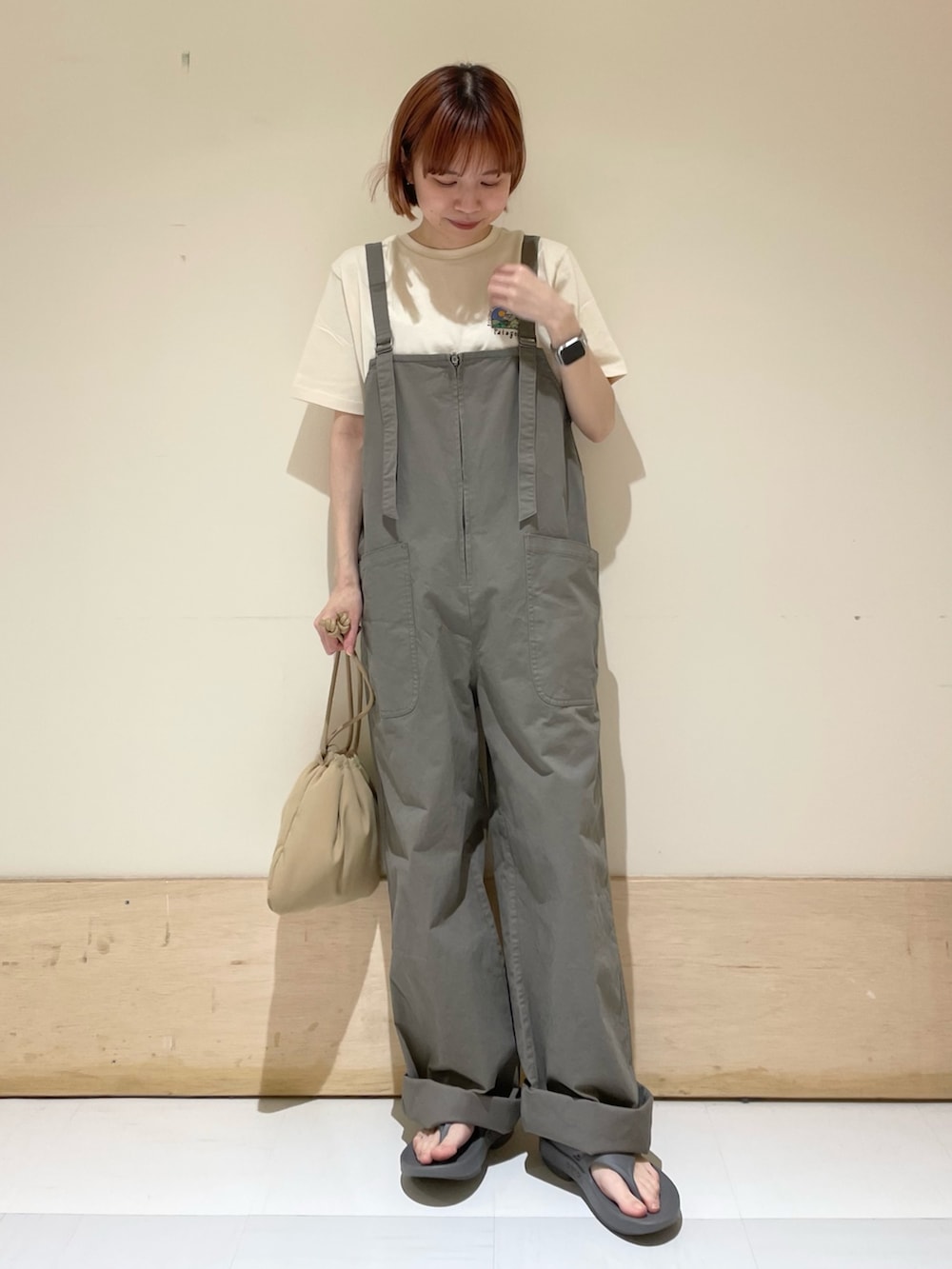 「URBAN RESEARCH DOORS、URBAN RESEARCH DOORS WOMENS、アーバンリサーチドアーズ、EKAL、patagonia、パタゴニア、oofos、リカバリーサンダル、ロゴT、サロペット、カジュアルコーデ、休日スタイル、初夏コーデ、お出かけコーデ、低身長」｜「EKALのエンジョイポケットサロペット（サロペット/オーバーオール、グレー系）」を使った、ホンダ マユさん（レディース・152cm）の春コーディネートの3枚目の写真