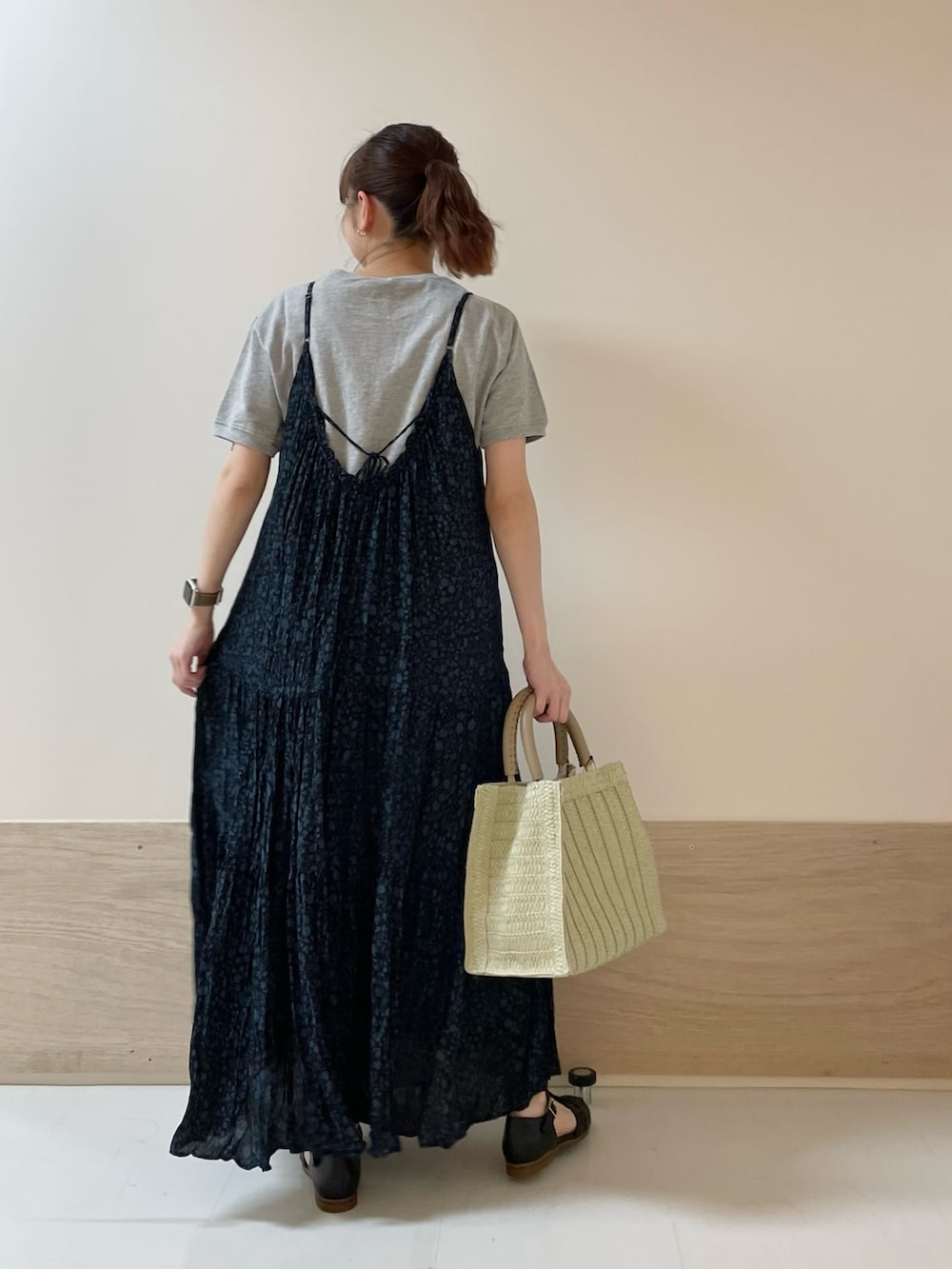 「URBAN RESEARCH DOORS、URBAN RESEARCH DOORS WOMENS、アーバンリサーチドアーズ、fork&spoon、キャミワンピ、花柄、花柄ワンピース、レイヤードスタイル、春夏コーデ、お出かけコーデ、休日スタイル、きれいめカジュアル、大人カジュアル、低身長コーデ、骨格ストレート」｜「FORK&SPOONのFORK&SPOON　ヘビーウェイト天竺ショートスリーブTシャツ（Tシャツ/カットソー、グレー系）」を使った、ホンダ マユさん（レディース・152cm）の春コーディネートの8枚目の写真