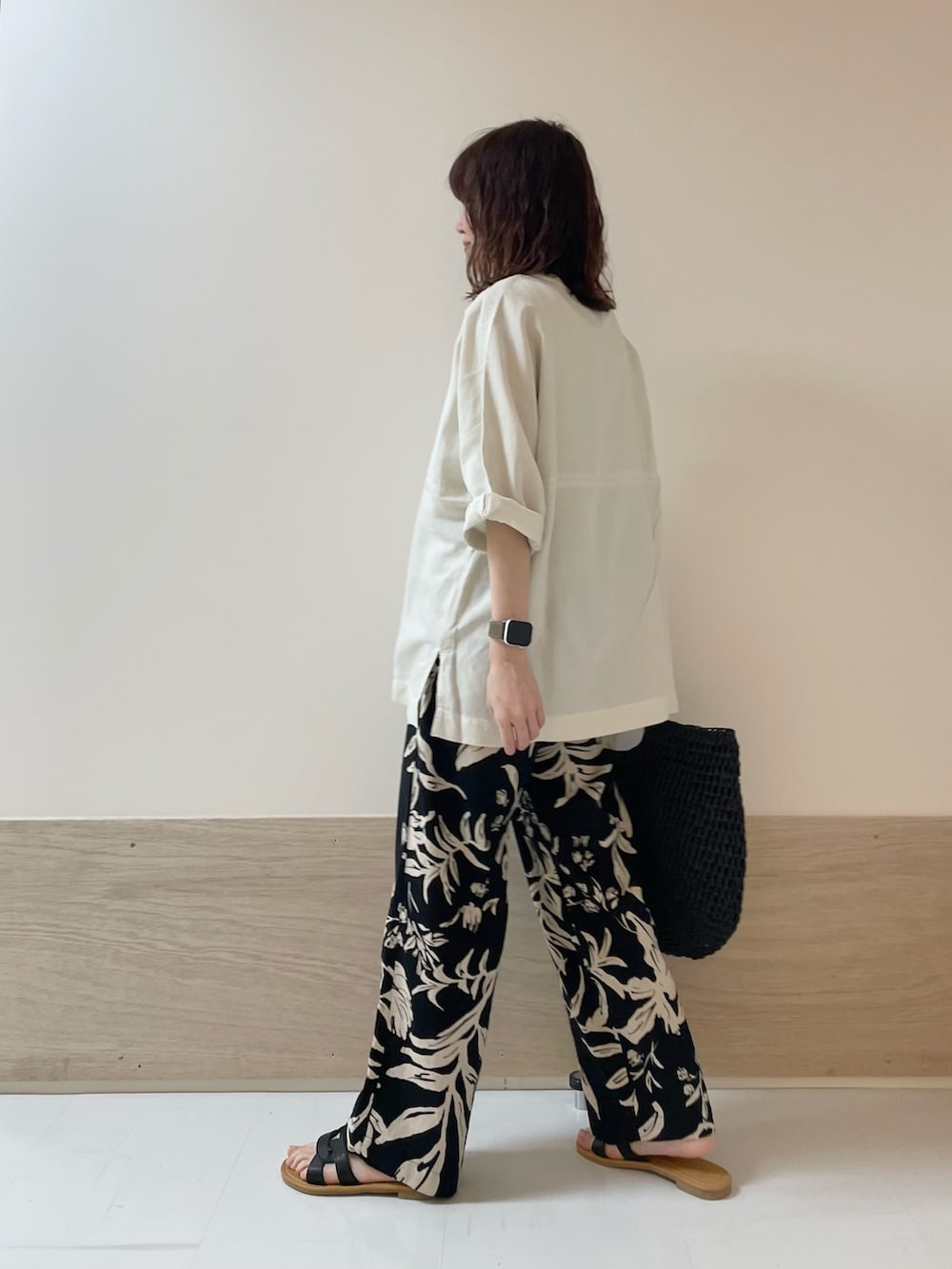 「URBAN RESEARCH DOORS、URBAN RESEARCH DOORS WOMENS、アーバンリサーチドアーズ、fork&spoon、モノトーンコーデ、柄パンツ、リネンパンツ、イージーパンツ、シンプルコーデ、春夏コーデ、低身長コーデ、お出かけコーデ、休日スタイル、きれいめカジュアル、骨格ストレート」｜「FORK&SPOONのFORK&SPOON　リネン混ショートスリーブプルオーバー（Tシャツ/カットソー、ホワイト系）」を使った、ホンダ マユさん（レディース・152cm）の春コーディネートの5枚目の写真
