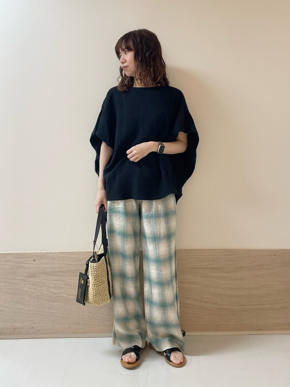 「URBAN RESEARCH DOORS、URBAN RESEARCH DOORS WOMENS、アーバンリサーチドアーズ、ブルー、チェック、チェックパンツ、ネイビー、きれいめカジュアル、大人カジュアル、シンプルコーデ、デザイントップス、サンダル、お出かけコーデ、低身長コーデ、骨格ストレート」｜「URBAN RESEARCH DOORSのコクーンシルエットブラウス（シャツ/ブラウス、ブルー系）」を使った、ホンダ マユさん（レディース・152cm）の夏コーディネートの2枚目の写真