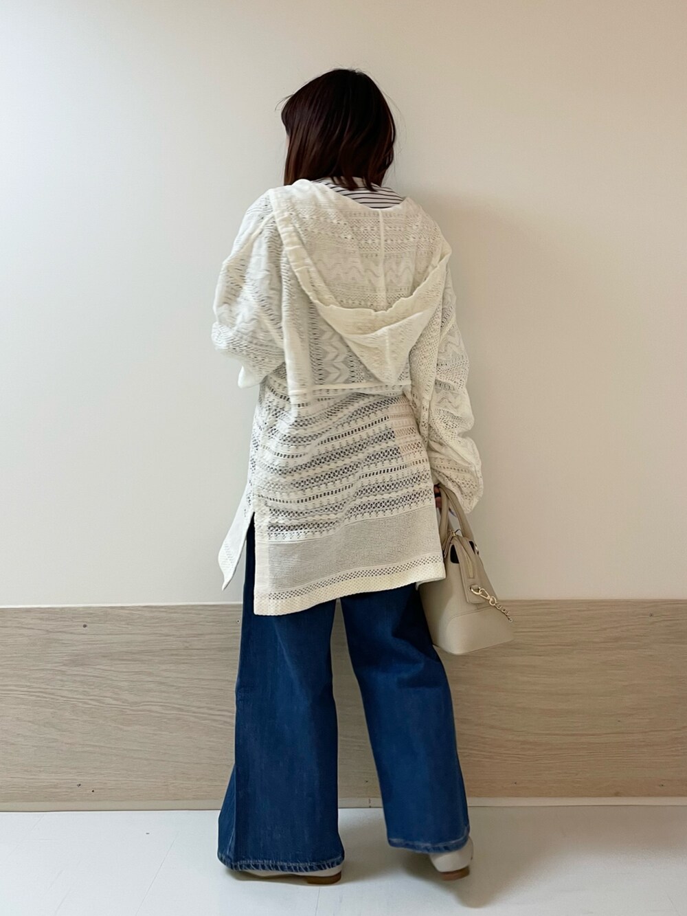 ホワイト系のTシャツ/カットソー、ブルー系のTシャツ/カットソー、ブルー系のその他パンツを着用したレディースの春コーディネートの6枚目の写真