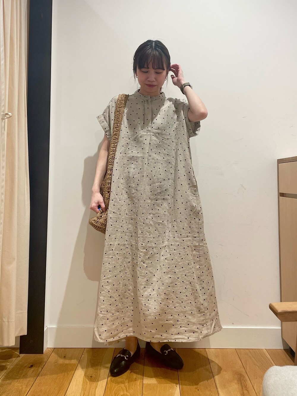 「URBAN RESEARCH DOORS、URBAN RESEARCH DOORS WOMENS、アーバンリサーチドアーズ、リネン、リネンワンピース、ドット、ドットワンピ、楽ちん、リラックススタイル、お出かけコーデ、休日スタイル、デートコーデ、大人カジュアル、低身長コーデ、骨格ストレート」｜「URBAN RESEARCH DOORSのリネンドットフレアワンピース（ワンピース、ベージュ系）」を使った、ホンダ マユさん（レディース・152cm）の春コーディネートの4枚目の写真