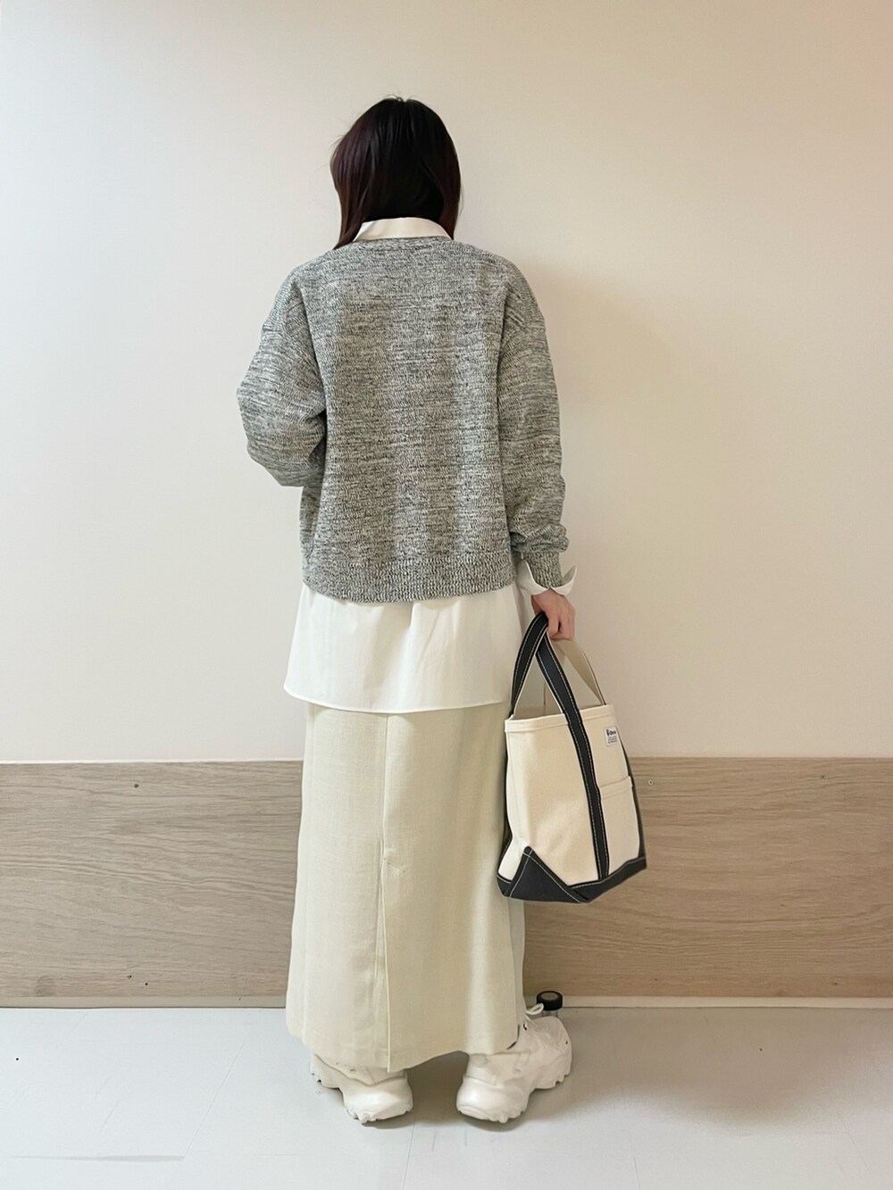 ホワイト系のスカート、ブルー系のカーディガン/ボレロ、ホワイト系のシャツ/ブラウスを着用したレディースの春コーディネートの5枚目の写真