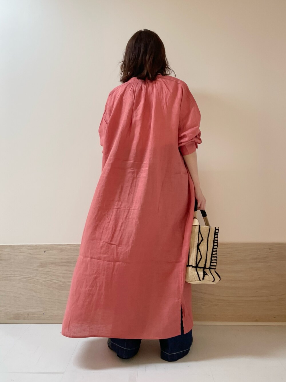 「URBAN RESEARCH DOORS、URBAN RESEARCH DOORS WOMENS、アーバンリサーチドアーズ、リネン、シャツワンピ、デニム、イージーパンツ、ワイドデニム、ピンク、デートコーデ、春夏コーデ、きれいめカジュアル、休日スタイル、低身長、骨格ストレート」｜「FORK&SPOONのFORK&SPOON　ヘビーウェイト天竺ショートスリーブTシャツ（Tシャツ/カットソー、ホワイト系）」を使った、ホンダ マユさん（レディース・152cm）の春コーディネートの6枚目の写真