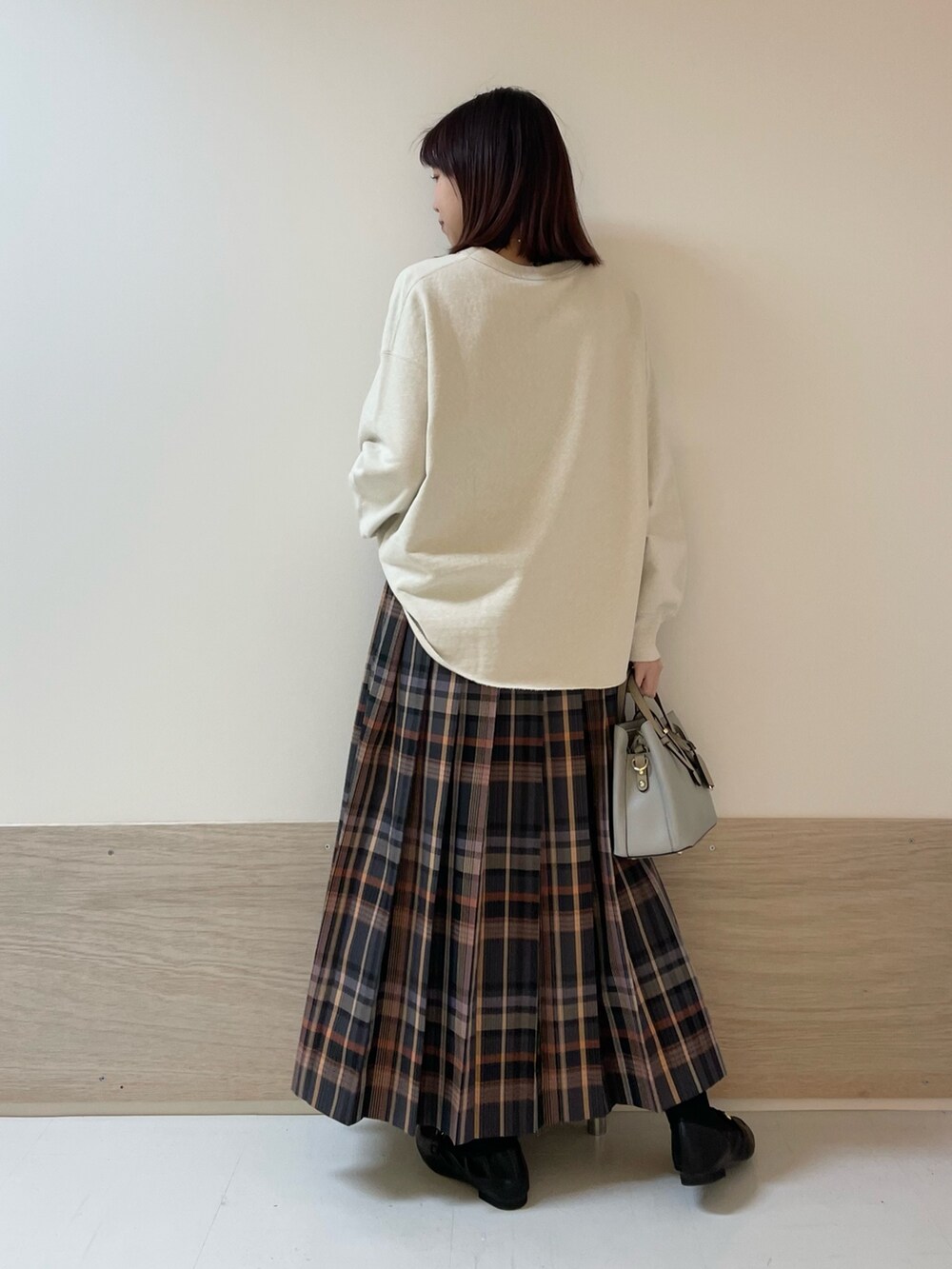 ホワイト系のスウェット、グレー系のスカートを着用したレディースの冬コーディネートの7枚目の写真
