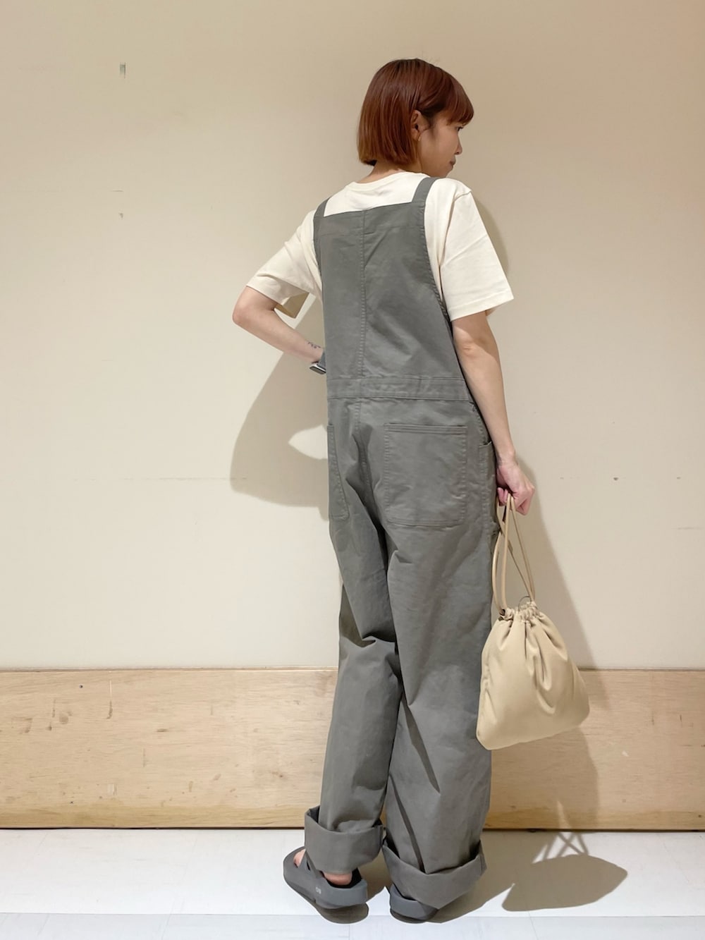 「URBAN RESEARCH DOORS、URBAN RESEARCH DOORS WOMENS、アーバンリサーチドアーズ、EKAL、patagonia、パタゴニア、oofos、リカバリーサンダル、ロゴT、サロペット、カジュアルコーデ、休日スタイル、初夏コーデ、お出かけコーデ、低身長」｜「EKALのエンジョイポケットサロペット（サロペット/オーバーオール、グレー系）」を使った、ホンダ マユさん（レディース・152cm）の春コーディネートの9枚目の写真