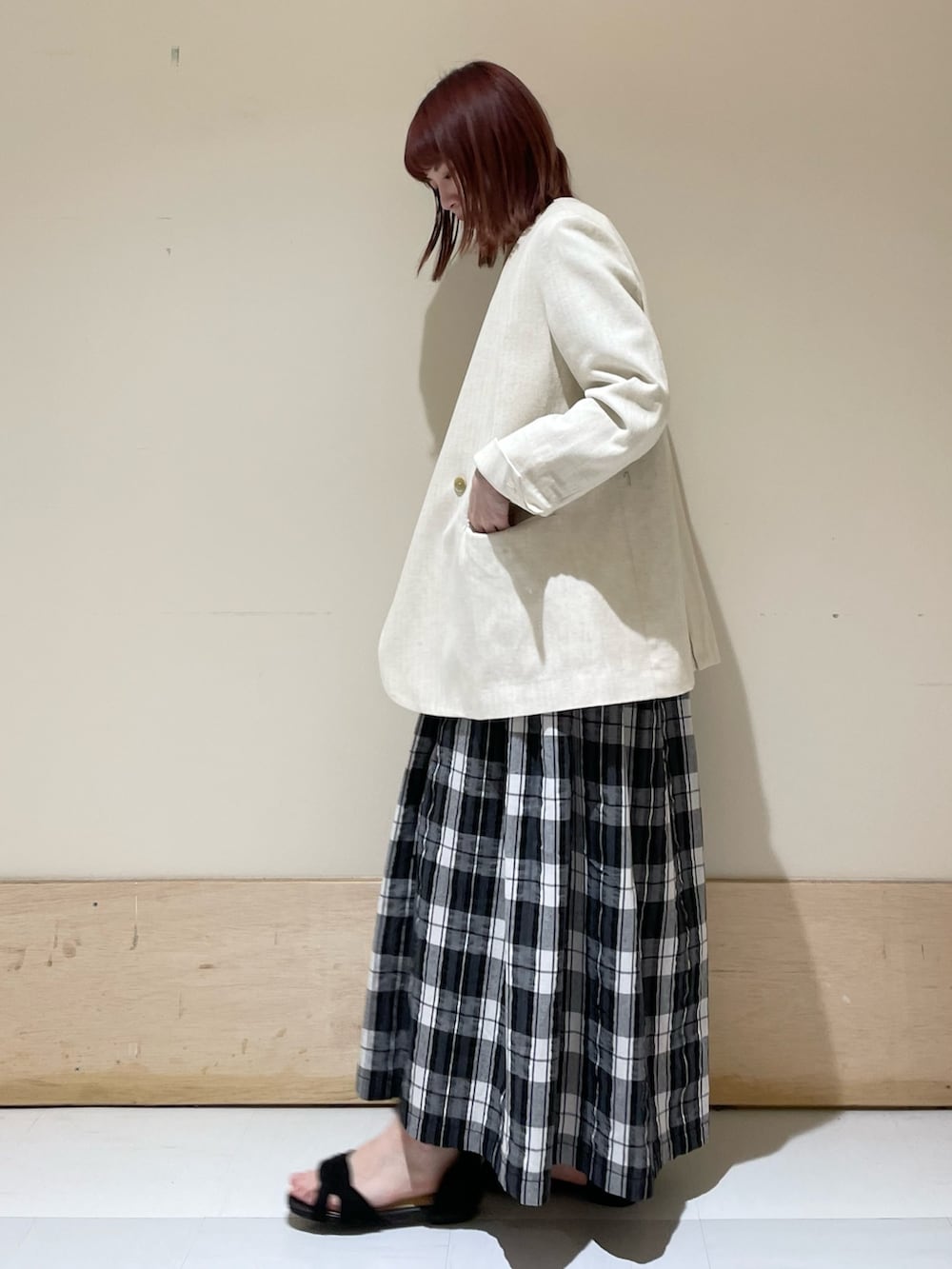 「URBAN RESEARCH DOORS、URBAN RESEARCH DOORS WOMENS、アーバンリサーチドアーズ、いまどきジャケット写真、オフィスカジュアル、ベージュ、シンプルコーデ、ロゴスウェット、ビッグシルエット、休日スタイル、ロングスカート、お出かけコーデ、休日コーデ、チェックスカート、低身長コーデ」｜「URBAN RESEARCH DOORSの2WAYスクエアショルダーミニバッグ（ショルダーバッグ、ブルー系）」を使った、ホンダ マユさん（レディース・152cm）の春コーディネートの4枚目の写真