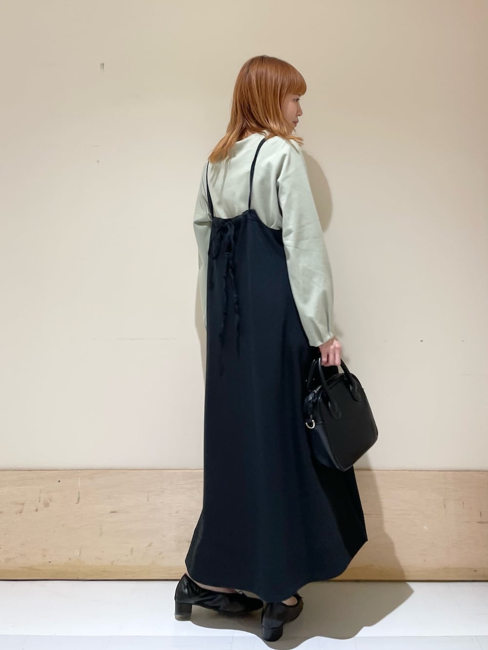 グリーン系のTシャツ/カットソー、ブラック系のバレエシューズ、ブラック系のショルダーバッグを着用したレディースの春コーディネートの6枚目の写真