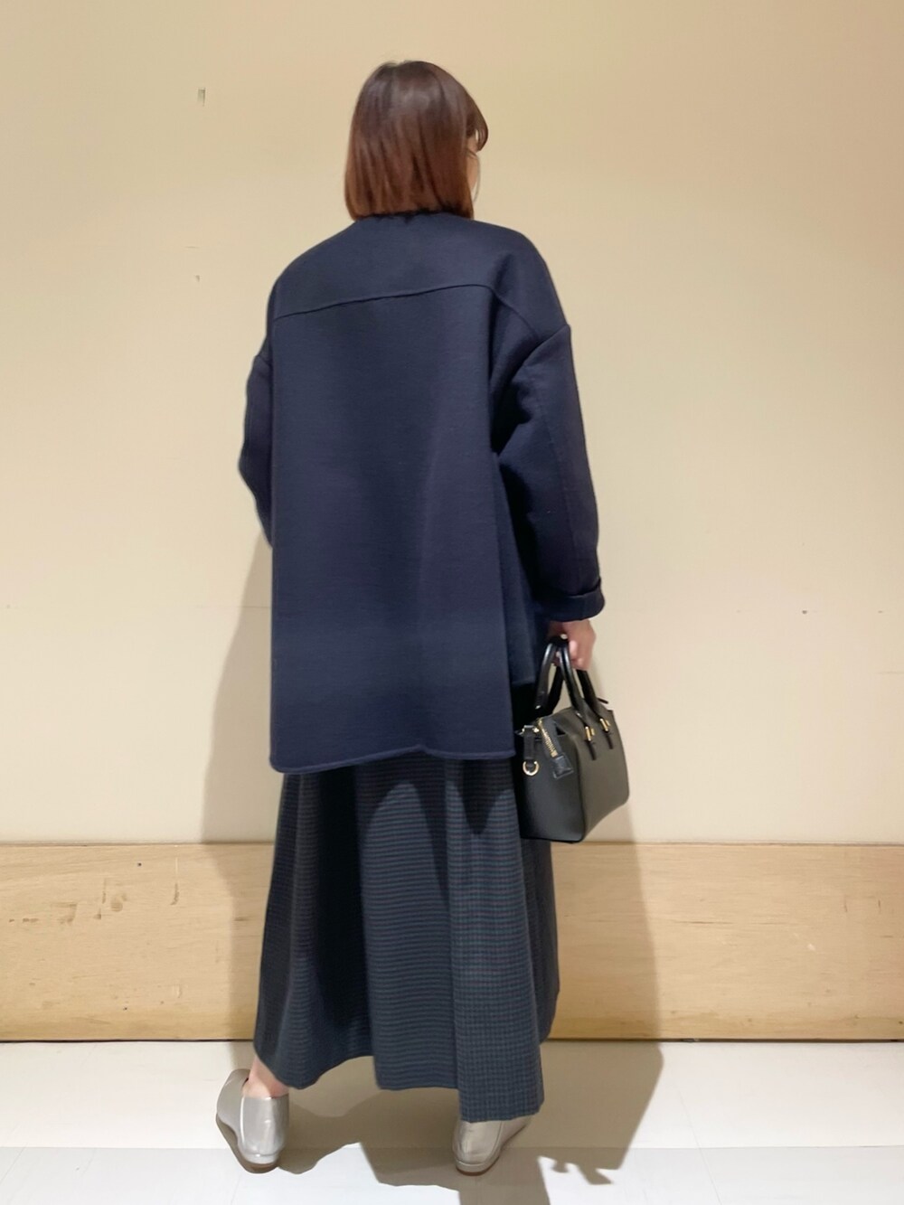 「URBAN RESEARCH DOORS、URBAN RESEARCH DOORS WOMENS、アーバンリサーチドアーズ、ワンピース、お出かけコーデ、きれいめカジュアル、冬アウター、休日スタイル、冬のコーデ、ネイビー、オトナカワイイ、新星WEARISTAにエントリー、チェック、チェックワンピース、低身長」｜「URBAN RESEARCHの『MADE IN JAPAN』Vカット2WAYパンプス（パンプス、シルバー系）」を使った、ホンダ マユさん（レディース・152cm）の冬コーディネートの5枚目の写真