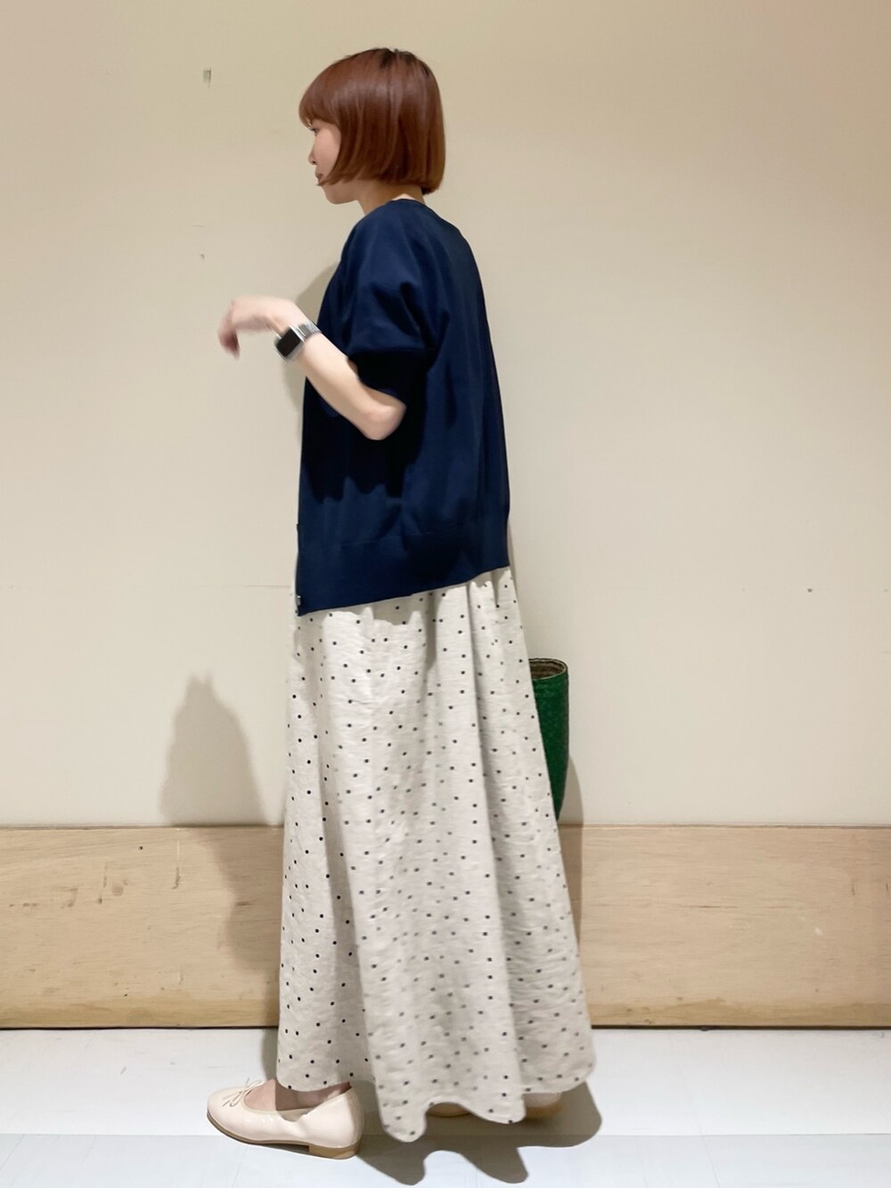 ベージュ系のワンピース、ブルー系のカーディガン/ボレロ、ピンク系のバレエシューズを着用したレディースの春コーディネートの4枚目の写真