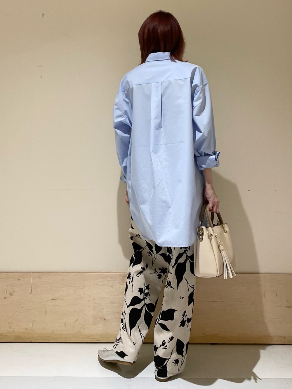 ベージュ系のその他パンツ、シルバー系のバレエシューズ、ホワイト系のトートバッグを着用したレディースの春コーディネートの8枚目の写真