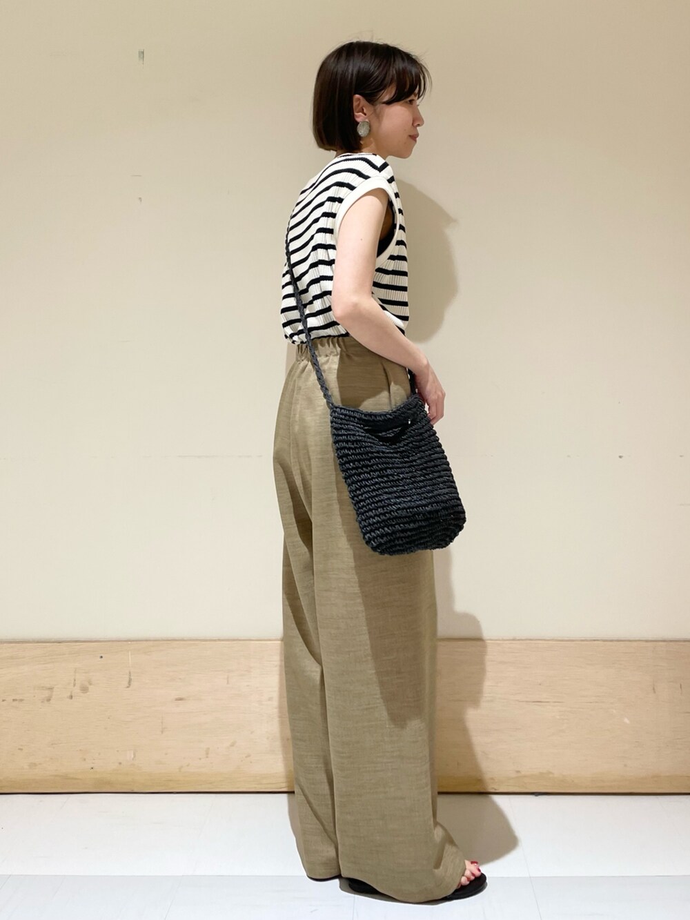 ベージュ系のその他パンツ、ブラック系のショルダーバッグ、ホワイト系のTシャツ/カットソーを着用したレディースの夏コーディネートの4枚目の写真