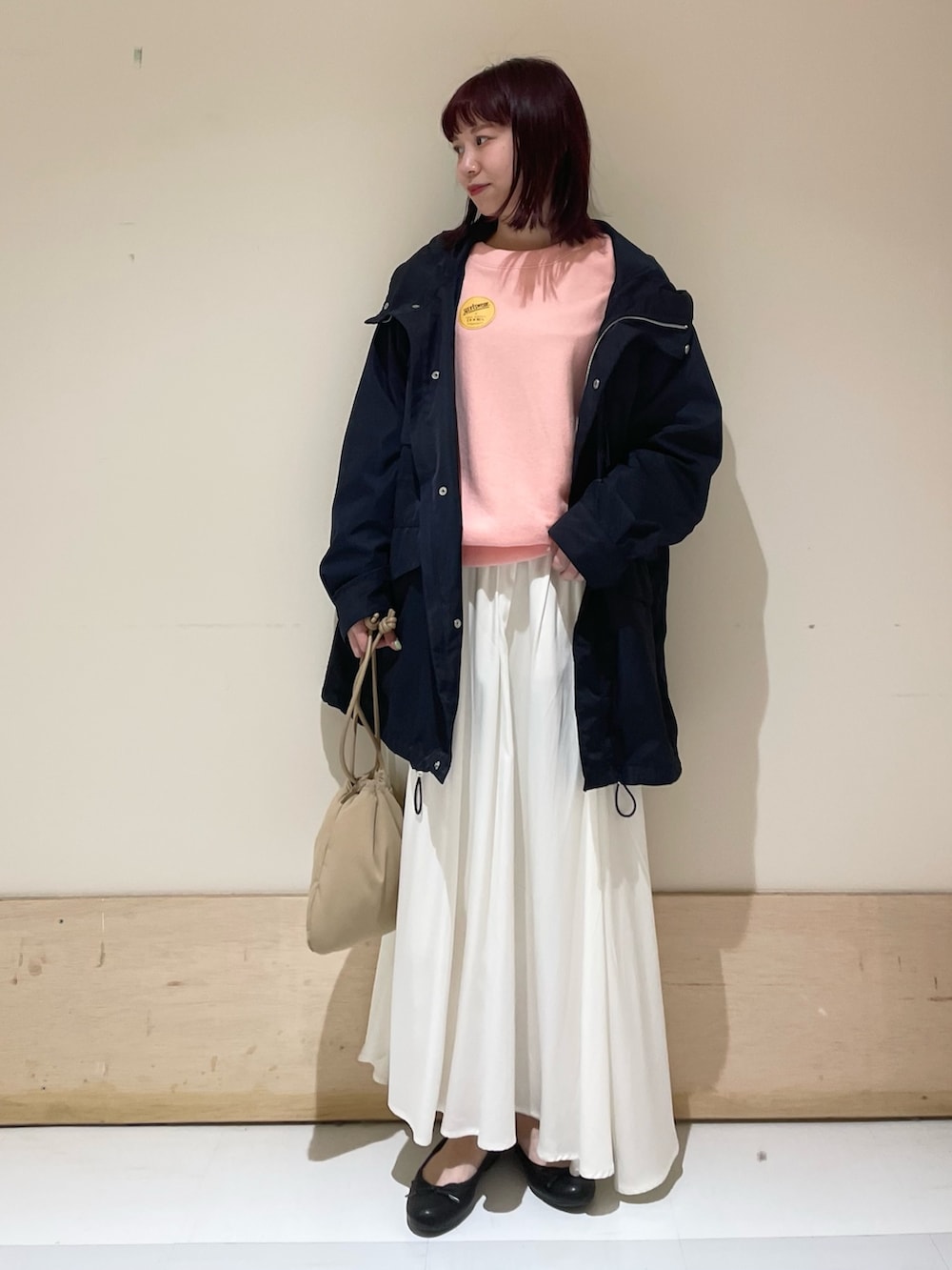 ピンク系のスウェット、ブルー系のその他アウター、ホワイト系のスカートを着用したレディースの春コーディネートの6枚目の写真