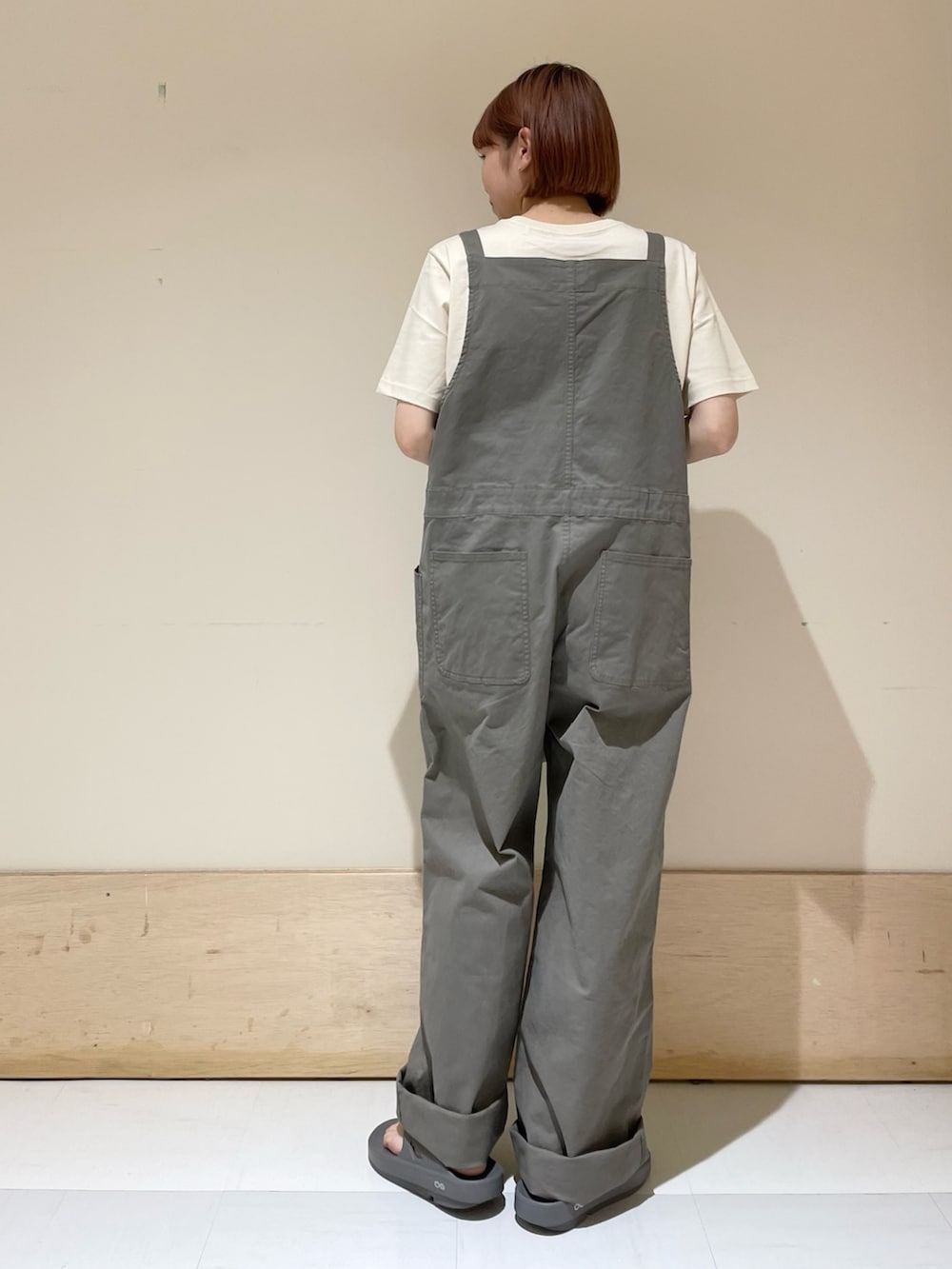 「URBAN RESEARCH DOORS、URBAN RESEARCH DOORS WOMENS、アーバンリサーチドアーズ、EKAL、patagonia、パタゴニア、oofos、リカバリーサンダル、ロゴT、サロペット、カジュアルコーデ、休日スタイル、初夏コーデ、お出かけコーデ、低身長」｜「EKALのエンジョイポケットサロペット（サロペット/オーバーオール、グレー系）」を使った、ホンダ マユさん（レディース・152cm）の春コーディネートの8枚目の写真