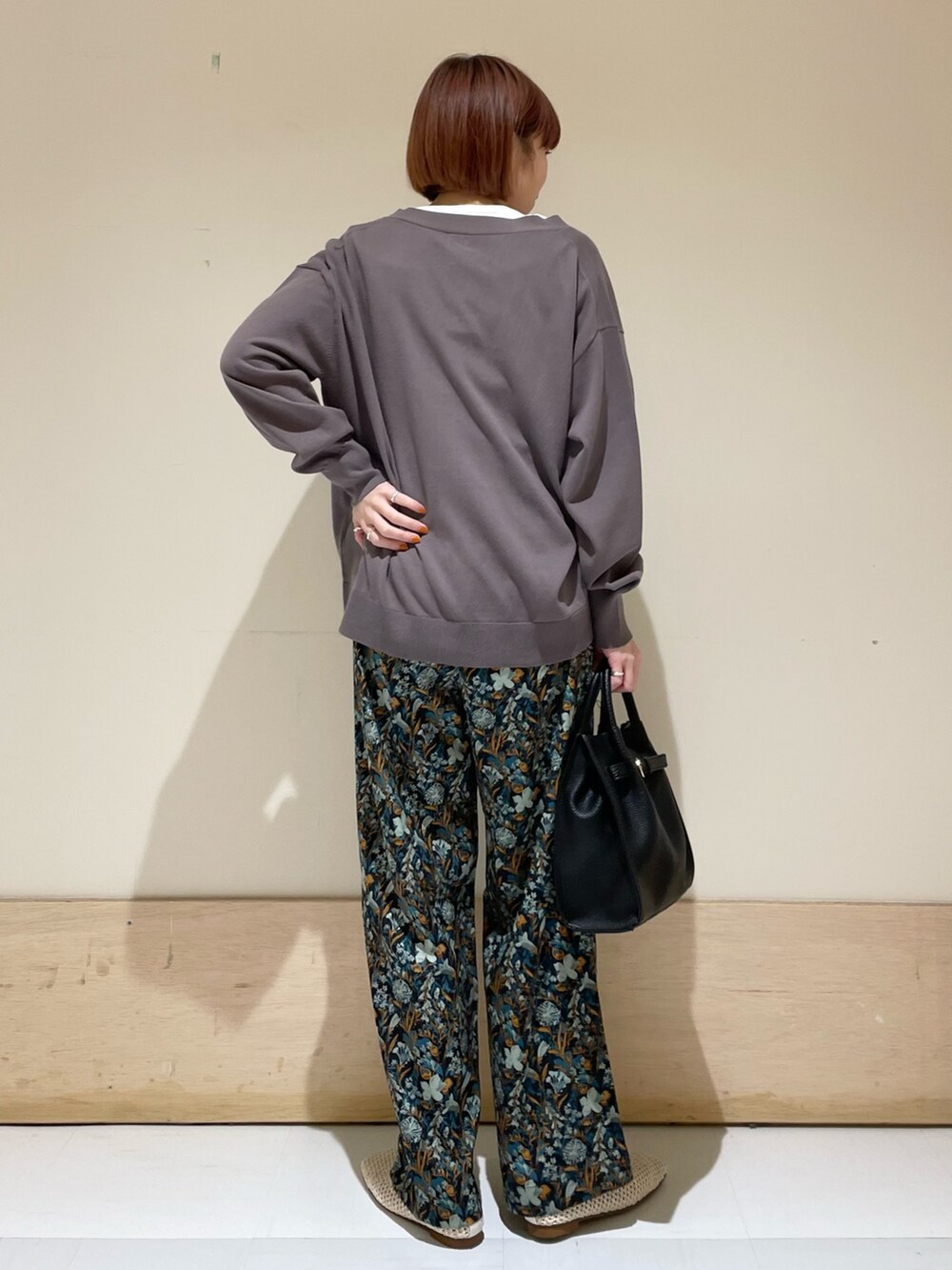 ホワイト系のTシャツ/カットソー、ブルー系のその他パンツ、ブラック系のトートバッグを着用したレディースの春コーディネートの8枚目の写真