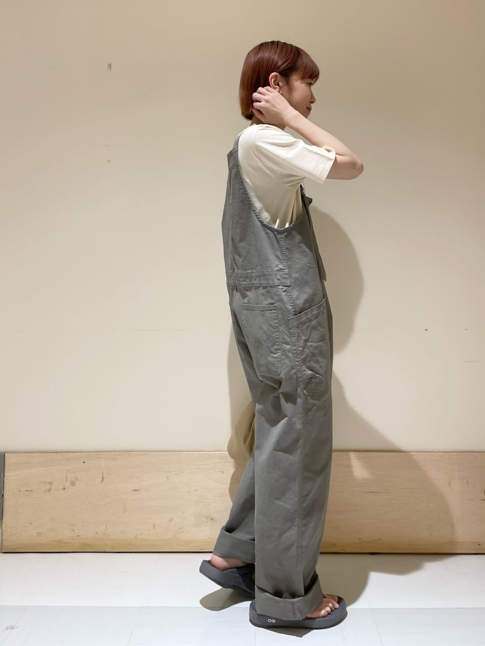 「URBAN RESEARCH DOORS、URBAN RESEARCH DOORS WOMENS、アーバンリサーチドアーズ、EKAL、patagonia、パタゴニア、oofos、リカバリーサンダル、ロゴT、サロペット、カジュアルコーデ、休日スタイル、初夏コーデ、お出かけコーデ、低身長」｜「EKALのエンジョイポケットサロペット（サロペット/オーバーオール、グレー系）」を使った、ホンダ マユさん（レディース・152cm）の春コーディネートの6枚目の写真