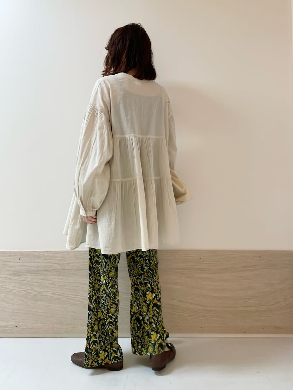 「URBAN RESEARCH DOORS、URBAN RESEARCH DOORS WOMENS、アーバンリサーチドアーズ、レイヤードスタイル、ティアードブラウス、花柄、花柄パンツ、シンプルコーデ、春のNewスタイル、大人カジュアル、春色、お出かけコーデ、休日スタイル、低身長、骨格ストレート」|「URBAN RESEARCH DOORSの撥水ミニショルダーバッグ(ショルダーバッグ、ベージュ系)」を使った、ホンダ マユさん(レディース・152cm)の春コーディネートの6枚目の写真