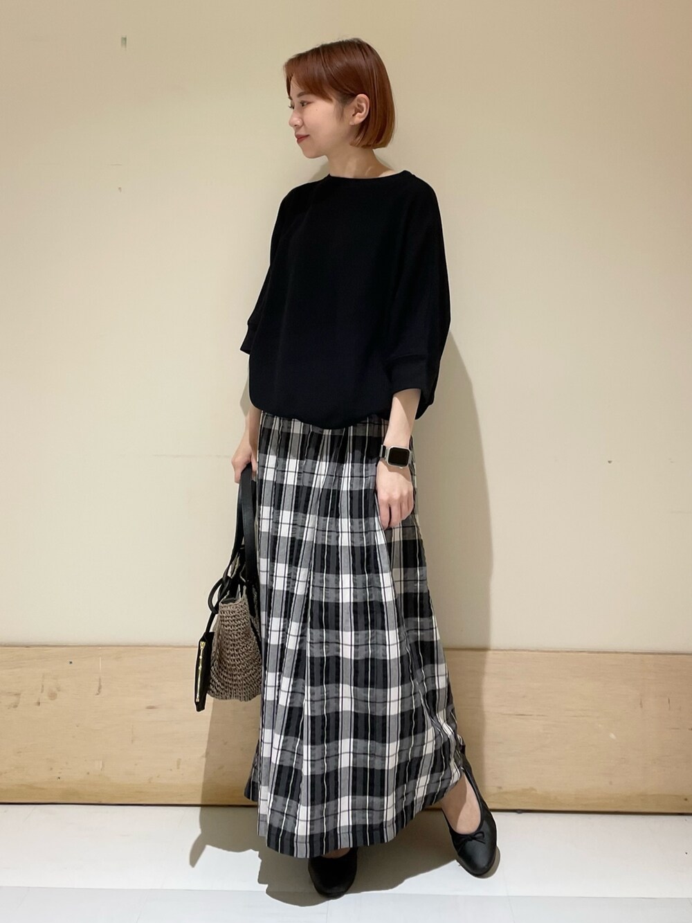 ブラック系のTシャツ/カットソー、ブラック系のスカート、グレー系のトートバッグを着用したレディースの春コーディネートの5枚目の写真