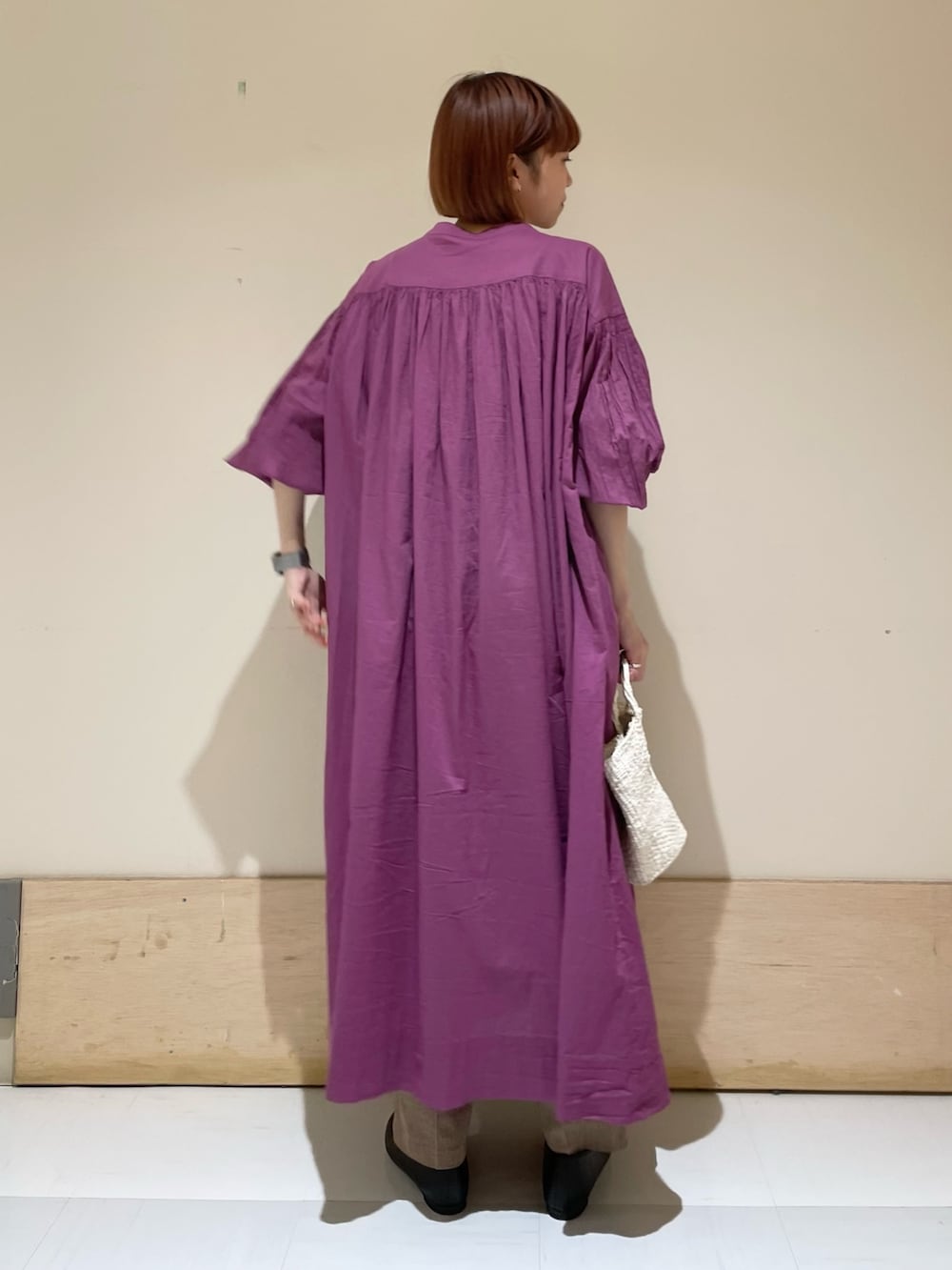 パープル系のワンピース、ブラウン系のその他パンツ、ブラック系のパンプスを着用したレディースの春コーディネートの9枚目の写真