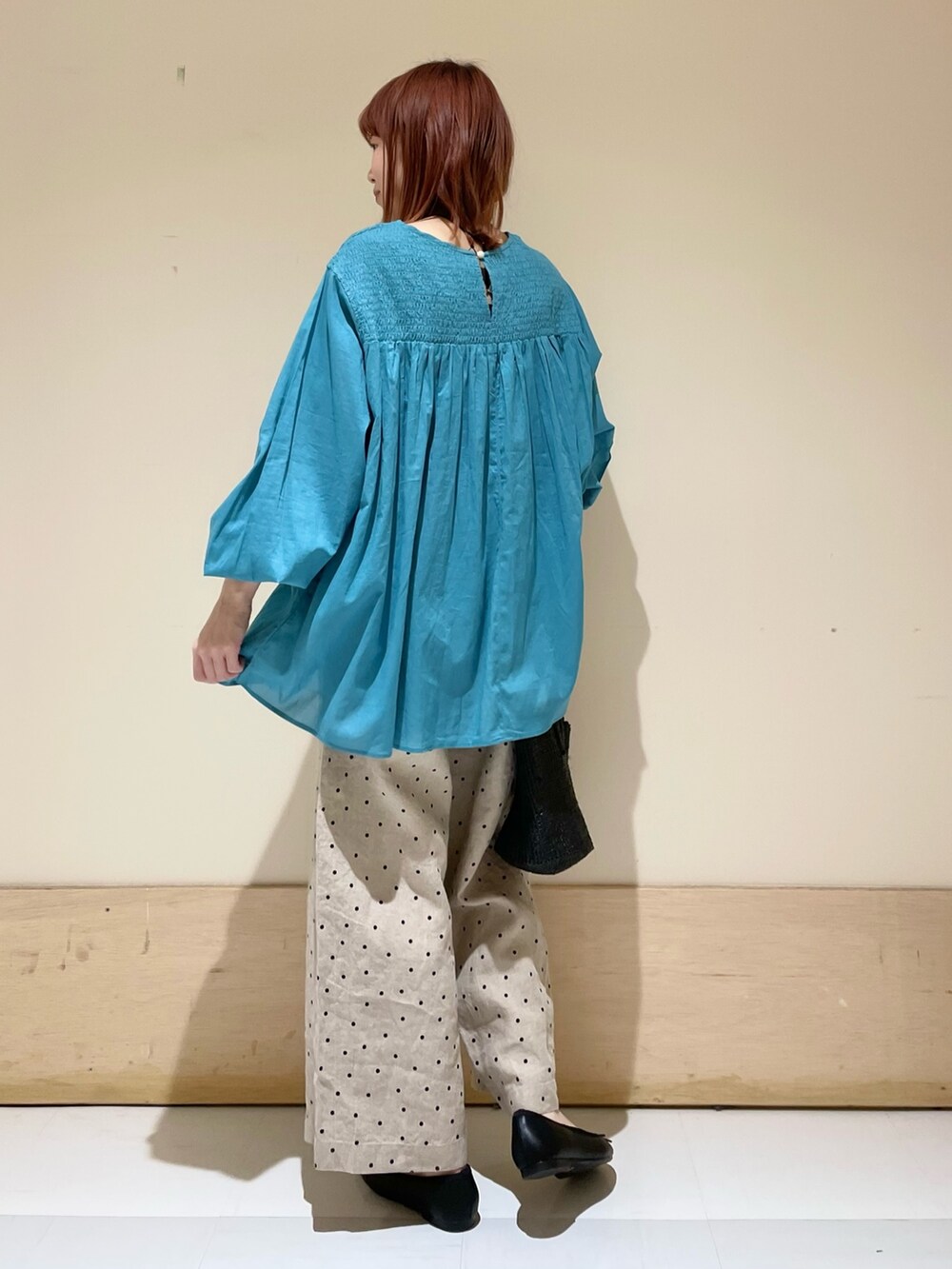 ベージュ系のその他パンツ、ブラック系のバレエシューズ、ブルー系のシャツ/ブラウスを着用したレディースの春コーディネートの7枚目の写真
