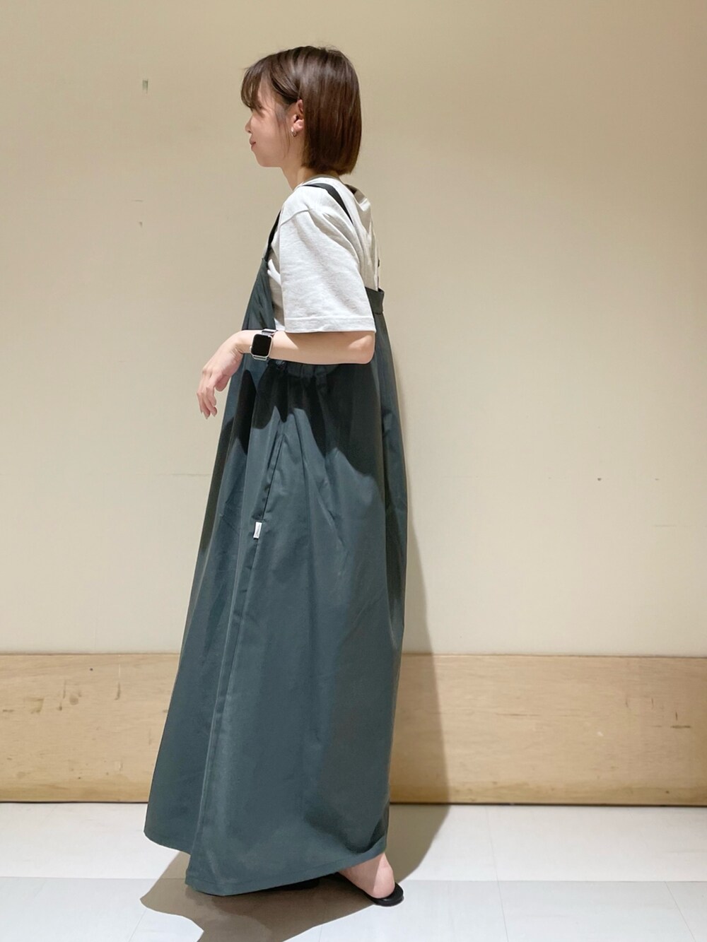 グレー系のワンピース、ブラック系のサンダル、ブルー系のハンドバッグを着用したレディースの夏コーディネートの5枚目の写真