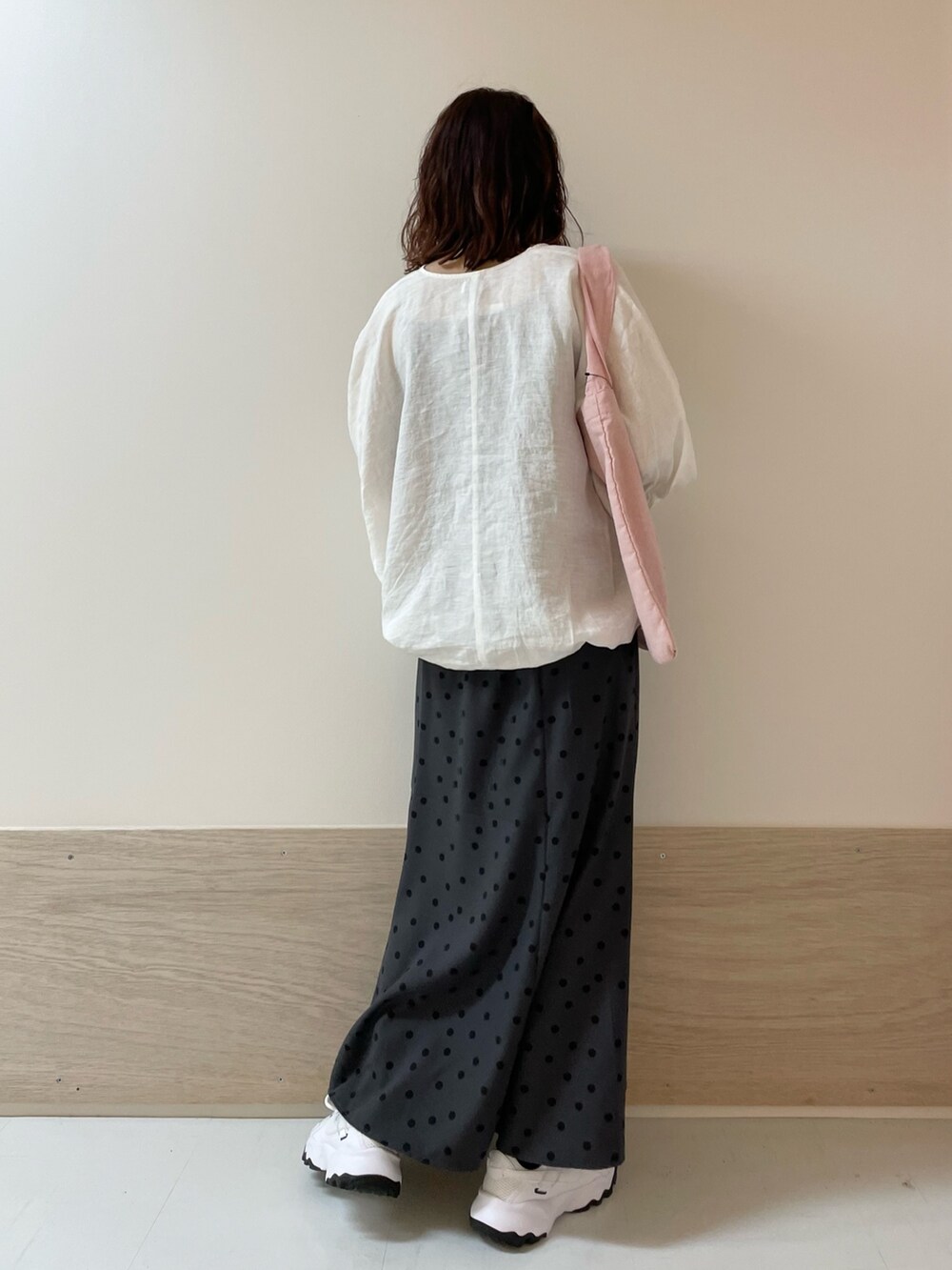 ホワイト系のシャツ/ブラウス、グレー系のスカート、ピンク系のトートバッグを着用したレディースの春コーディネートの6枚目の写真