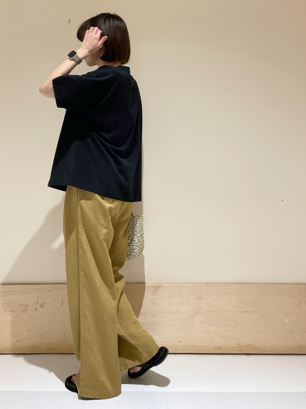 ブラック系のTシャツ/カットソー、イエロー系のその他パンツ、グレー系のかごバッグを着用したレディースの夏コーディネートの6枚目の写真