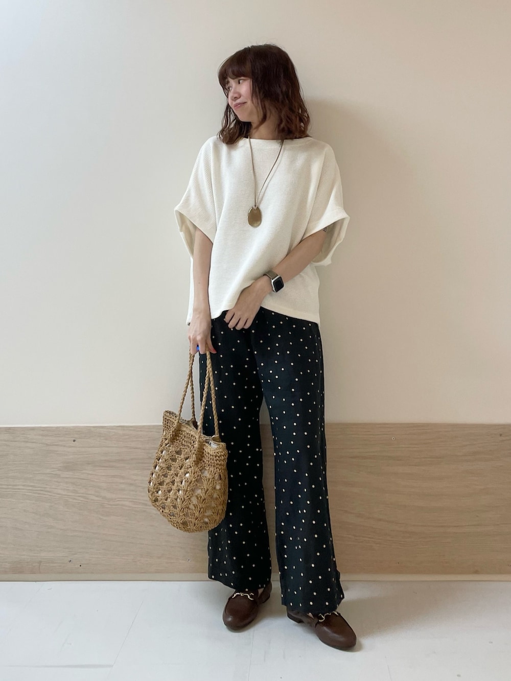 「URBAN RESEARCH DOORS、URBAN RESEARCH DOORS WOMENS、アーバンリサーチドアーズ、ドット、ドットパンツ、リラックススタイル、お出かけコーデ、休日スタイル、きれいめカジュアル、大人カジュアル、春夏コーデ、シンプルコーデ、リネンパンツ、低身長コーデ、骨格ストレート」|「URBAN RESEARCH DOORSのリネンドットイージーパンツ(その他パンツ、ブラック系)」を使った、ホンダ マユさん(レディース・152cm)の春コーディネートの2枚目の写真