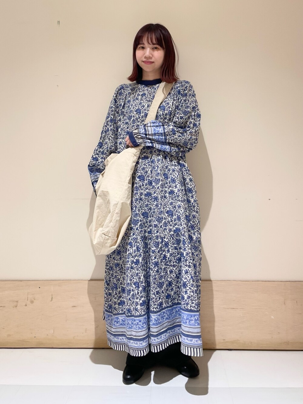 グレー系のショルダーバッグ、ブルー系のワンピース、グレー系のその他パンツを着用したレディースの冬コーディネートの5枚目の写真