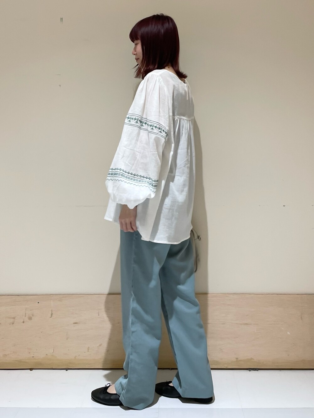 ホワイト系のシャツ/ブラウス、ベージュ系のショルダーバッグ、グリーン系のその他パンツを着用したレディースの春コーディネートの6枚目の写真