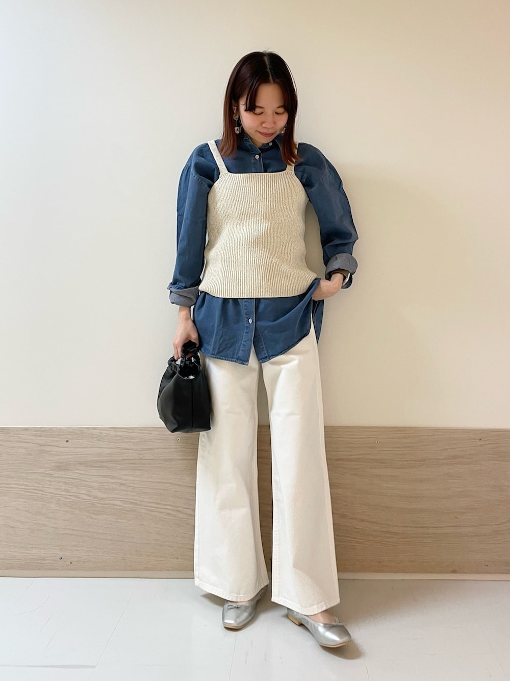 シルバー系のバレエシューズ、ホワイト系のその他パンツ、ベージュ系のニット/セーターを着用したレディースの春コーディネートの2枚目の写真