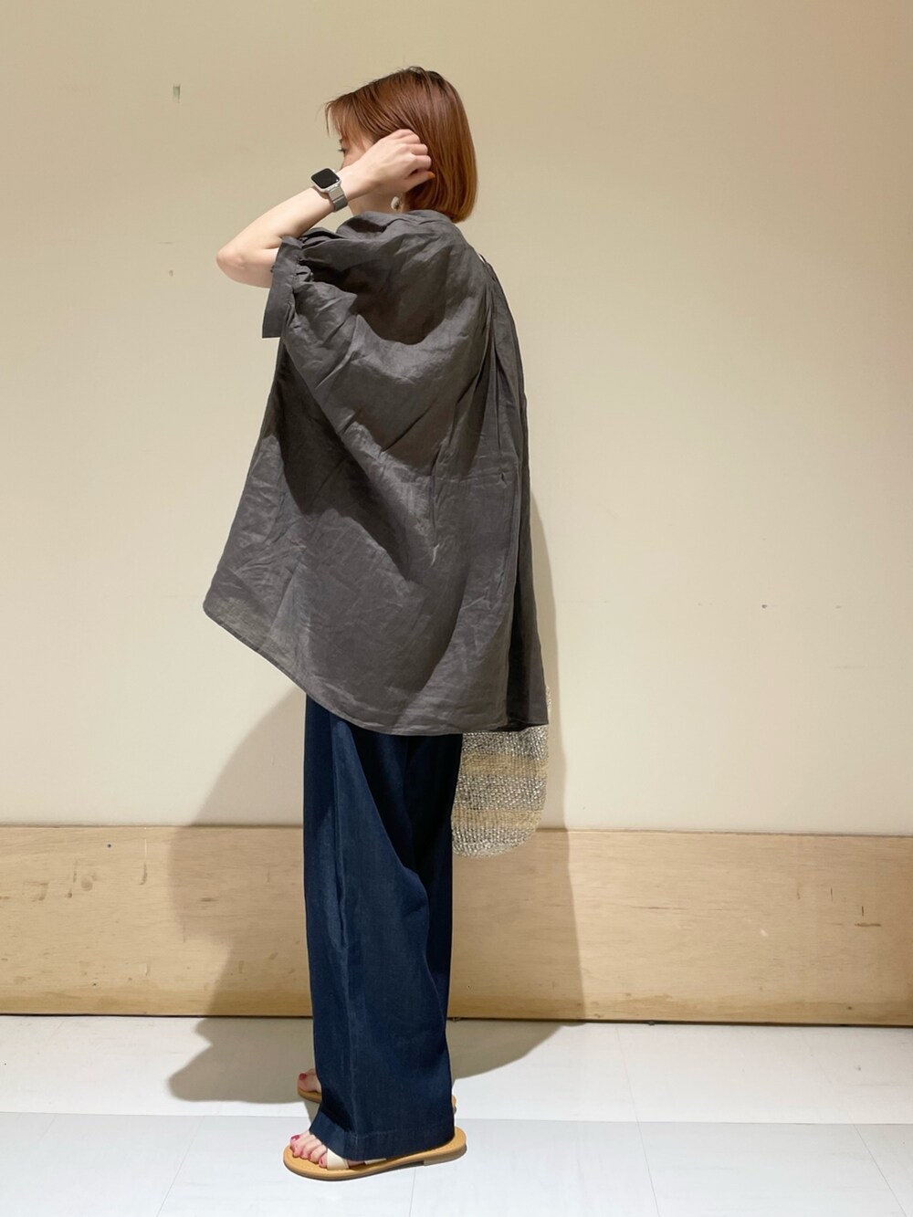 ブルー系のその他パンツ、ホワイト系のハンドバッグ、ホワイト系のサンダルを着用したレディースの夏コーディネートの4枚目の写真