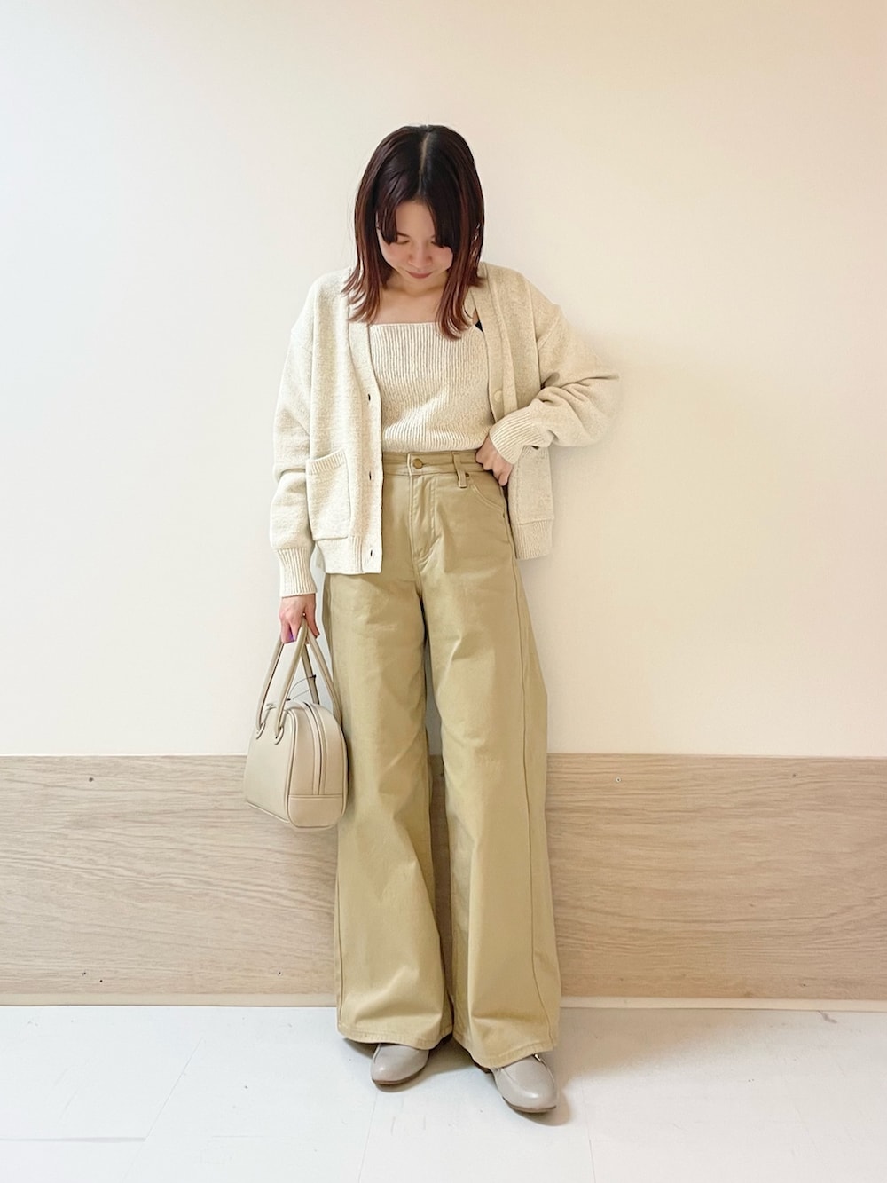 「URBAN RESEARCH DOORS、URBAN RESEARCH DOORS WOMENS、アーバンリサーチドアーズ、FORK&SPOON、ニットビスチェ、カーディガン、チノパン、淡色コーデ、ベージュ、ベージュコーデ、大人カジュアル、休日スタイル、お出かけコーデ、低身長、骨格ストレート」｜「URBAN RESEARCH DOORSのアジャスターハンドルボストンバッグ（ボストンバッグ、ベージュ系）」を使った、ホンダ マユさん（レディース・152cm）の冬コーディネートの4枚目の写真