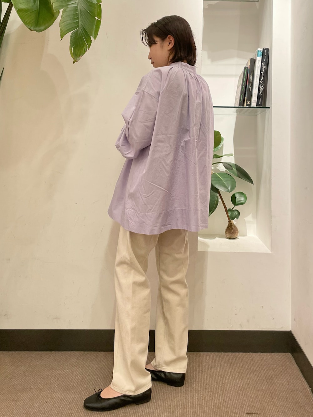 ベージュ系のその他パンツ、ブラック系のバレエシューズ、パープル系のシャツ/ブラウスを着用したレディースの春コーディネートの2枚目の写真
