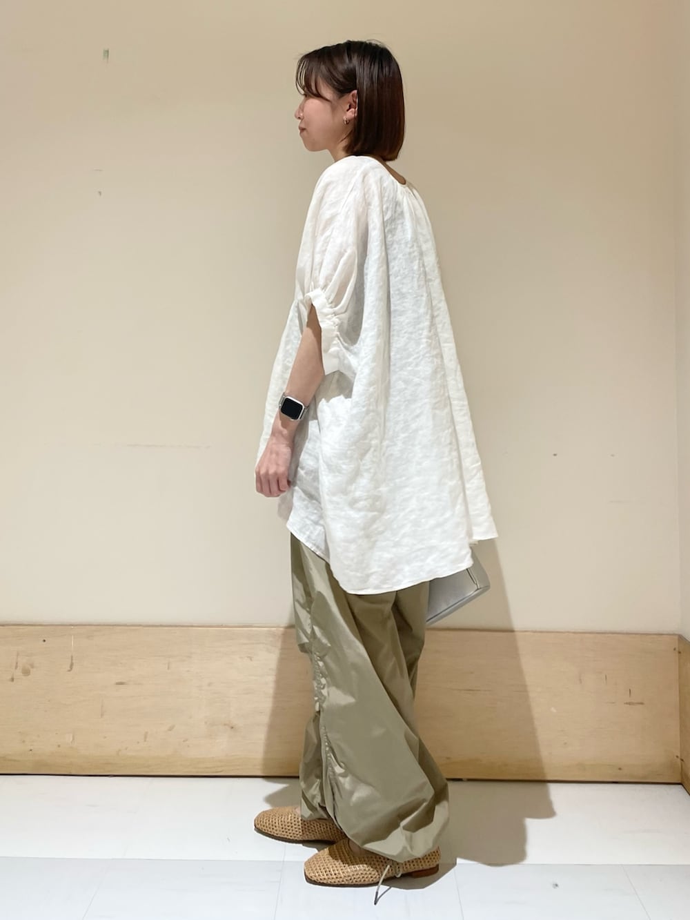 ホワイト系のシャツ/ブラウス、ベージュ系のバレエシューズ、シルバー系のショルダーバッグを着用したレディースの夏コーディネートの4枚目の写真