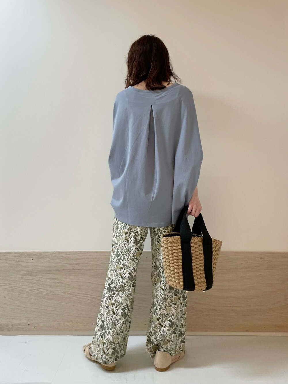 「URBAN RESEARCH DOORS、URBAN RESEARCH DOORS WOMENS、アーバンリサーチドアーズ、ブルー、花柄、花柄パンツ、フラワープリント、リラックススタイル、きれいめカジュアル、春夏コーデ、サンダル、お出かけコーデ、休日スタイル、低身長コーデ、骨格ストレート」｜「URBAN RESEARCH DOORSの『イージーケア』フラワープリントイージーパンツ（その他パンツ、ホワイト系）」を使った、ホンダ マユさん（レディース・152cm）の春コーディネートの7枚目の写真