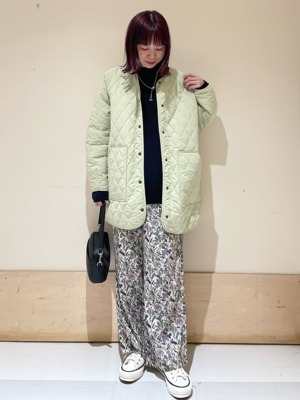 「URBAN RESEARCH DOORS、URBAN RESEARCH DOORS WOMENS、アーバンリサーチドアーズ、春アウター、花柄、花柄パンツ、春ニット、コットンニット、コンバース、converse、休日スタイル、春コーデ、カジュアルコーデ、大人カジュアル、低身長コーデ」｜「URBAN RESEARCH DOORSのボトルネックワイドプルオーバー（ニット/セーター、ブルー系）」を使った、ホンダ マユさん（レディース・152cm）の春コーディネートの2枚目の写真