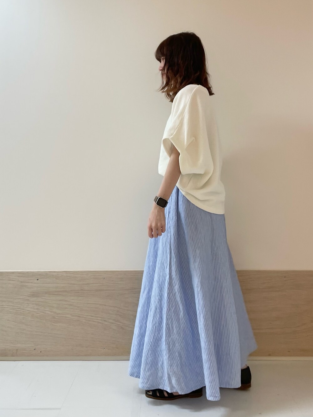 「URBAN RESEARCH DOORS、URBAN RESEARCH DOORS WOMENS、アーバンリサーチドアーズ、リネンスカート、ロングスカート、ブルー、ブルーストライプ、春夏コーデ、お出かけコーデ、休日スタイル、夏コーデ、低身長コーデ、骨格ストレート、シンプルコーデ、きれいめカジュアル」｜「FORK&SPOONのFORK&SPOON　フレンチリネンスカート（スカート、その他）」を使った、ホンダ マユさん（レディース・152cm）の春コーディネートの4枚目の写真