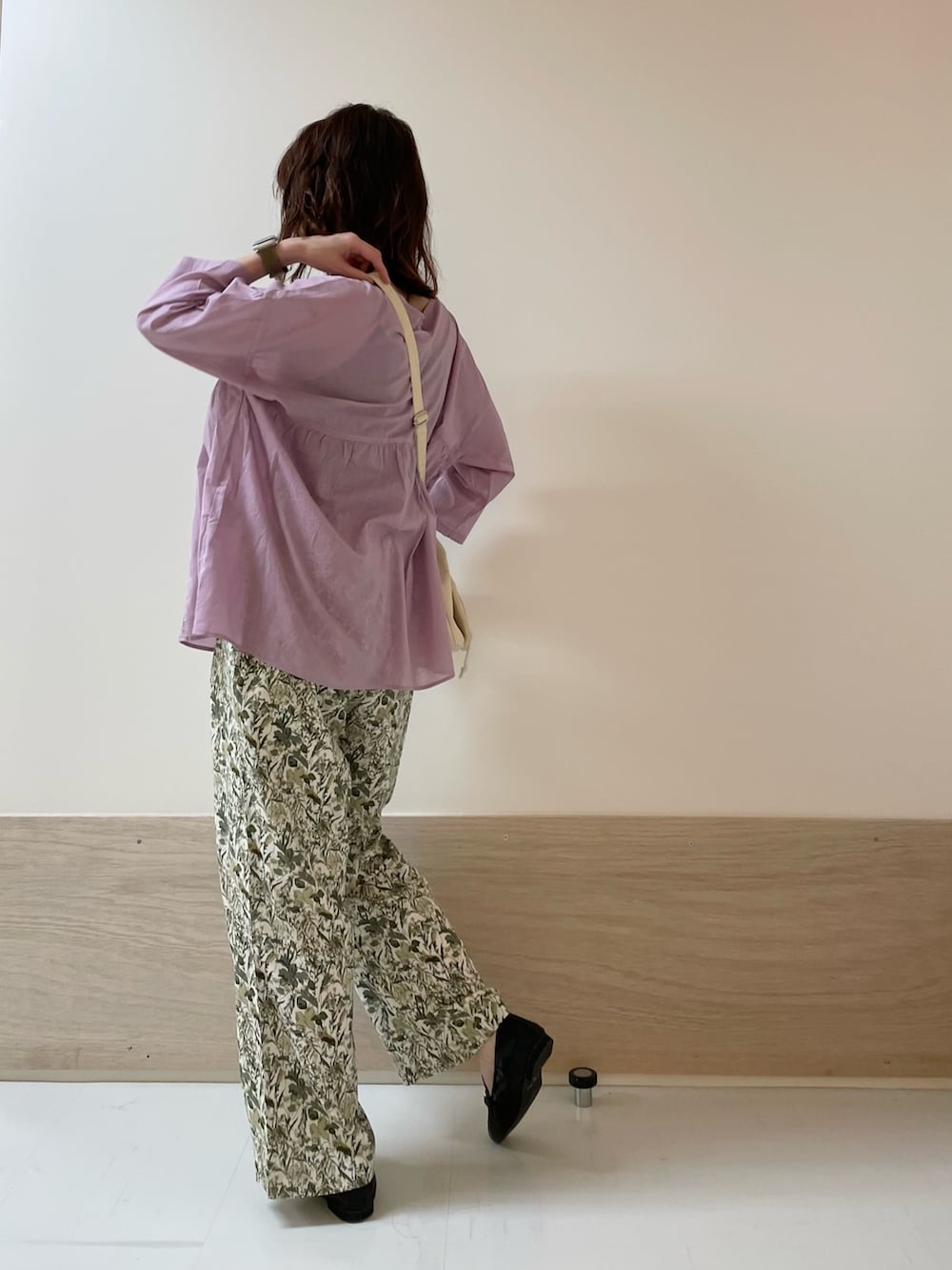 「URBAN RESEARCH DOORS、URBAN RESEARCH DOORS WOMENS、アーバンリサーチドアーズ、ピンク、花柄、花柄パンツ、イージーパンツ、きれいめカジュアル、デートコーデ、春夏コーデ、ローファー、夏コーデ、低身長コーデ、骨格スタイル、お出掛けコーデ」|「URBAN RESEARCH DOORSの『イージーケア』フラワープリントイージーパンツ(その他パンツ、ホワイト系)」を使った、ホンダ マユさん(レディース・152cm)の夏コーディネートの5枚目の写真