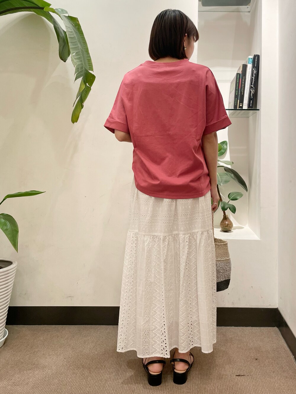 ブラック系のサンダル、ホワイト系のスカート、ピンク系のTシャツ/カットソーを着用したレディースの夏コーディネートの5枚目の写真