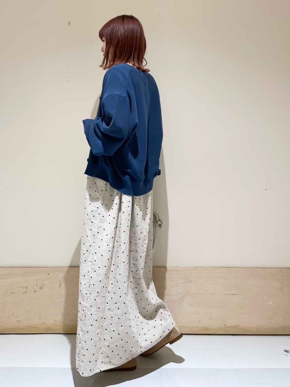 ベージュ系のショルダーバッグ、ベージュ系のパンプス、ブルー系のニット/セーターを着用したレディースの春コーディネートの5枚目の写真